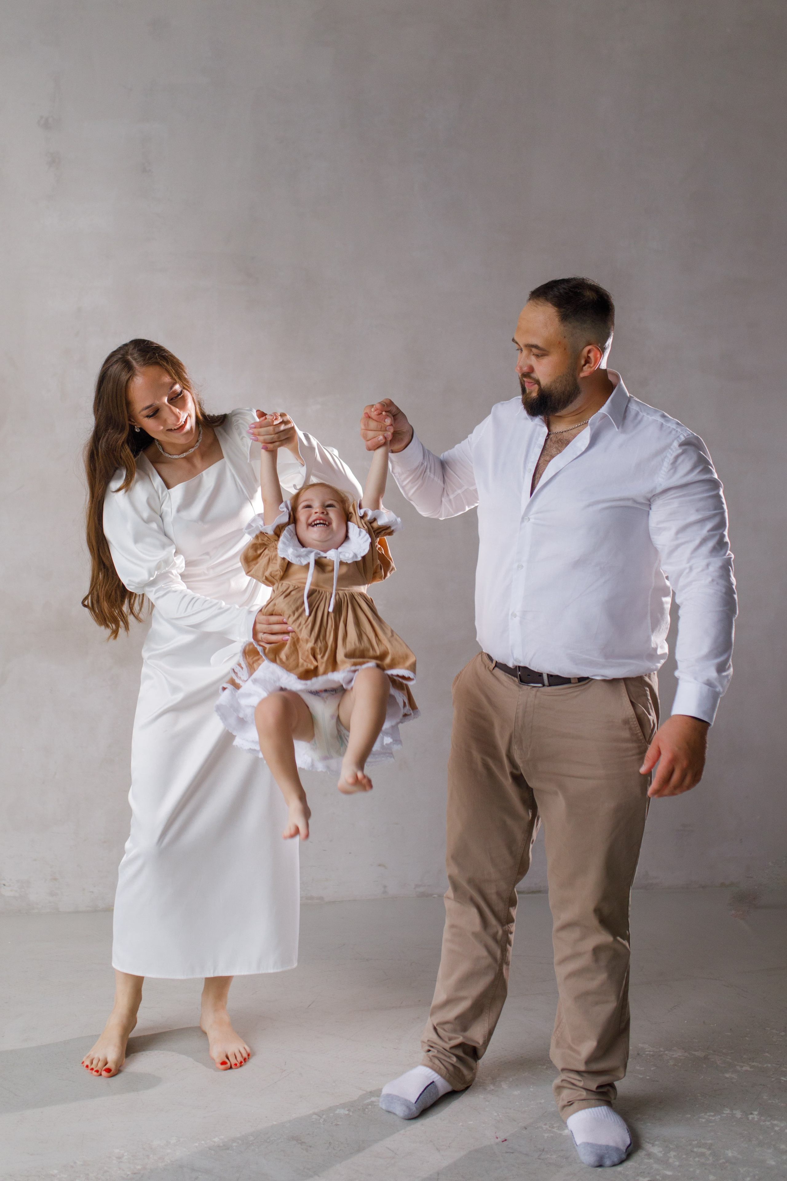 Семейная фотосессия в студии 2 года Валерии. Фотограф в Уфе Ирина Идрисова
