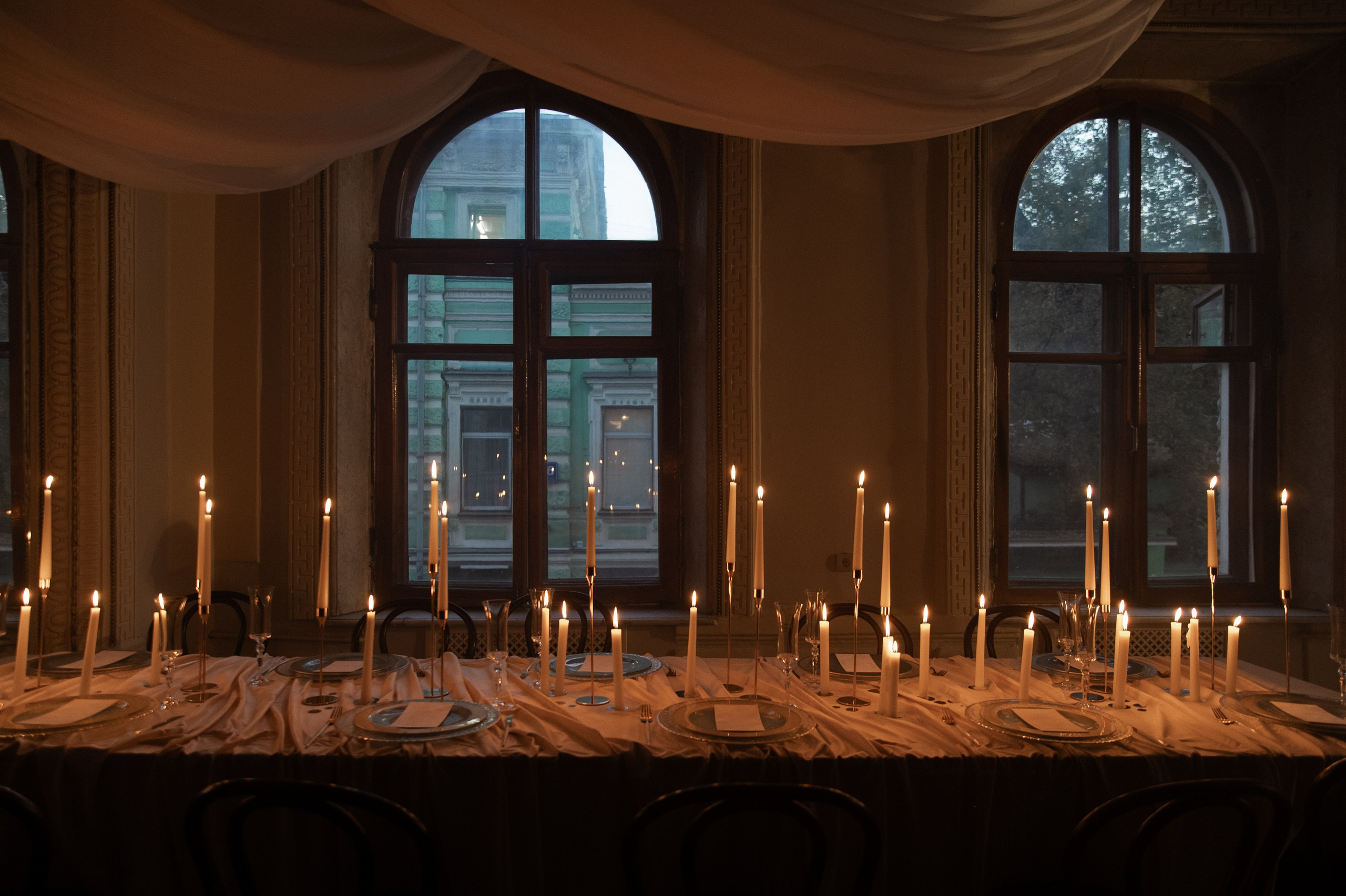 Камерный свадебный ужин при свечах в старинном особняке в фотостудии 21. Kult. Ярослава Ерина — свадебный фотограф в Москве