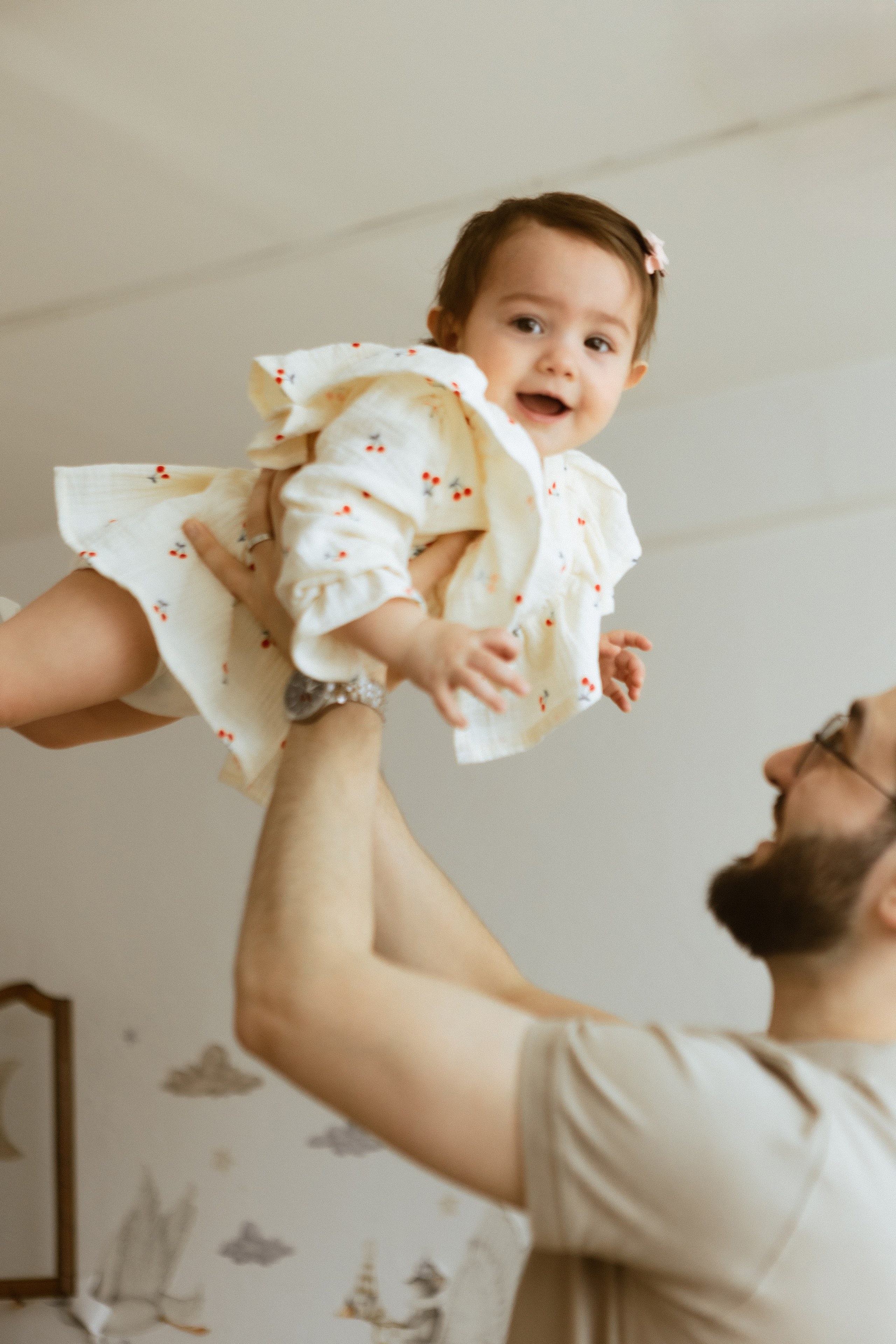 нежная семейная фотосессия с годовалой дочкой в студии, фото папы и дочки, семейный фотограф в Москве