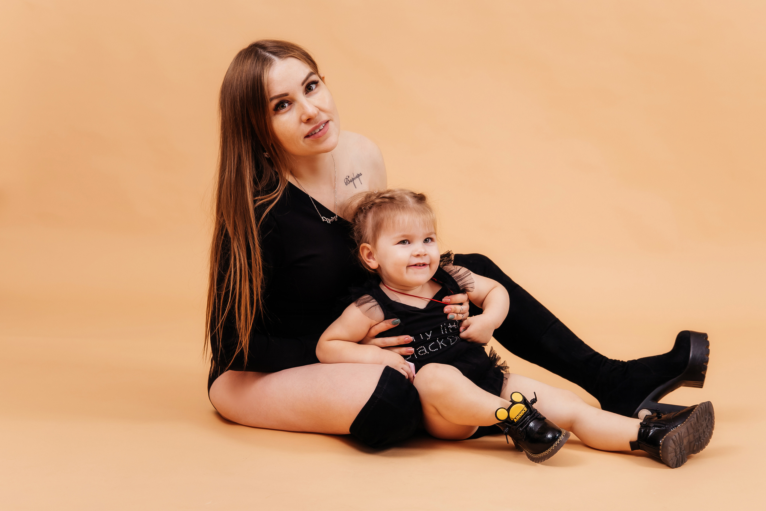 Беременная девушка  в боди с ребенком