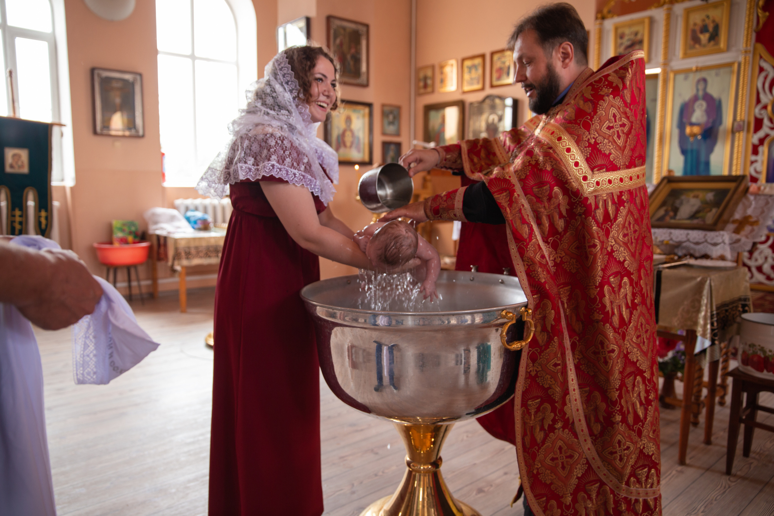 Фотосъёмка таинства крещения Крымск. Фотограф Любава Колесник. Выпускные альбомы в Крымском районе