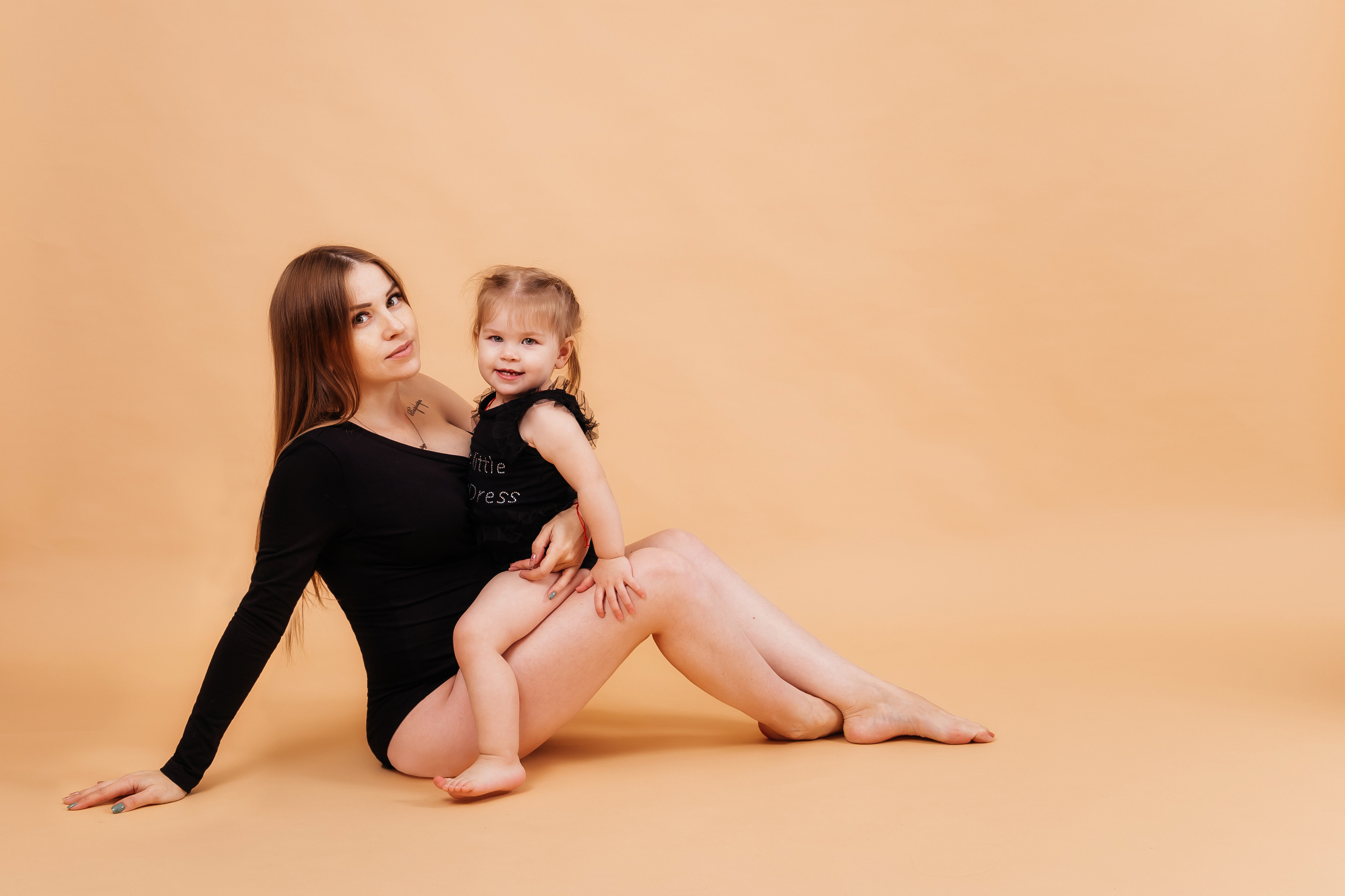 Беременная девушка  в боди с ребенком