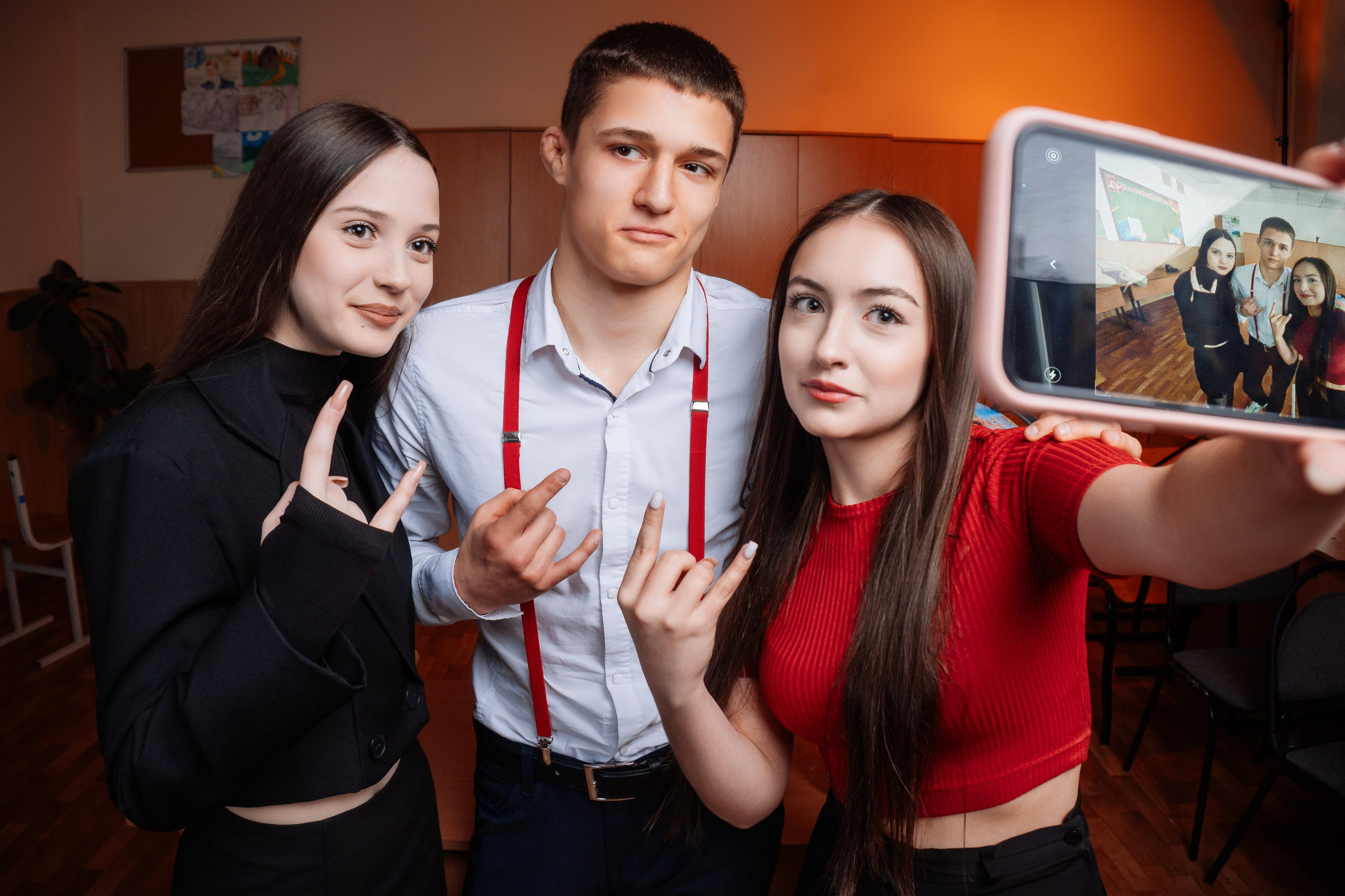 Профессиональная школьная фотография и создание выпускных альбомов в Хабаровске. Современные, яркие и запоминающиеся фотографии для школьников. Уникальный дизайн обложек выпускных книг, которые станут настоящей памятью о школьных годах. Закажите качественные фото и стильные альбомы для выпускников в Хабаровске. Нажмите заказать Выпускные Альбомы ( Дипломы ) в Хабаровске и мы свяжемся свами.