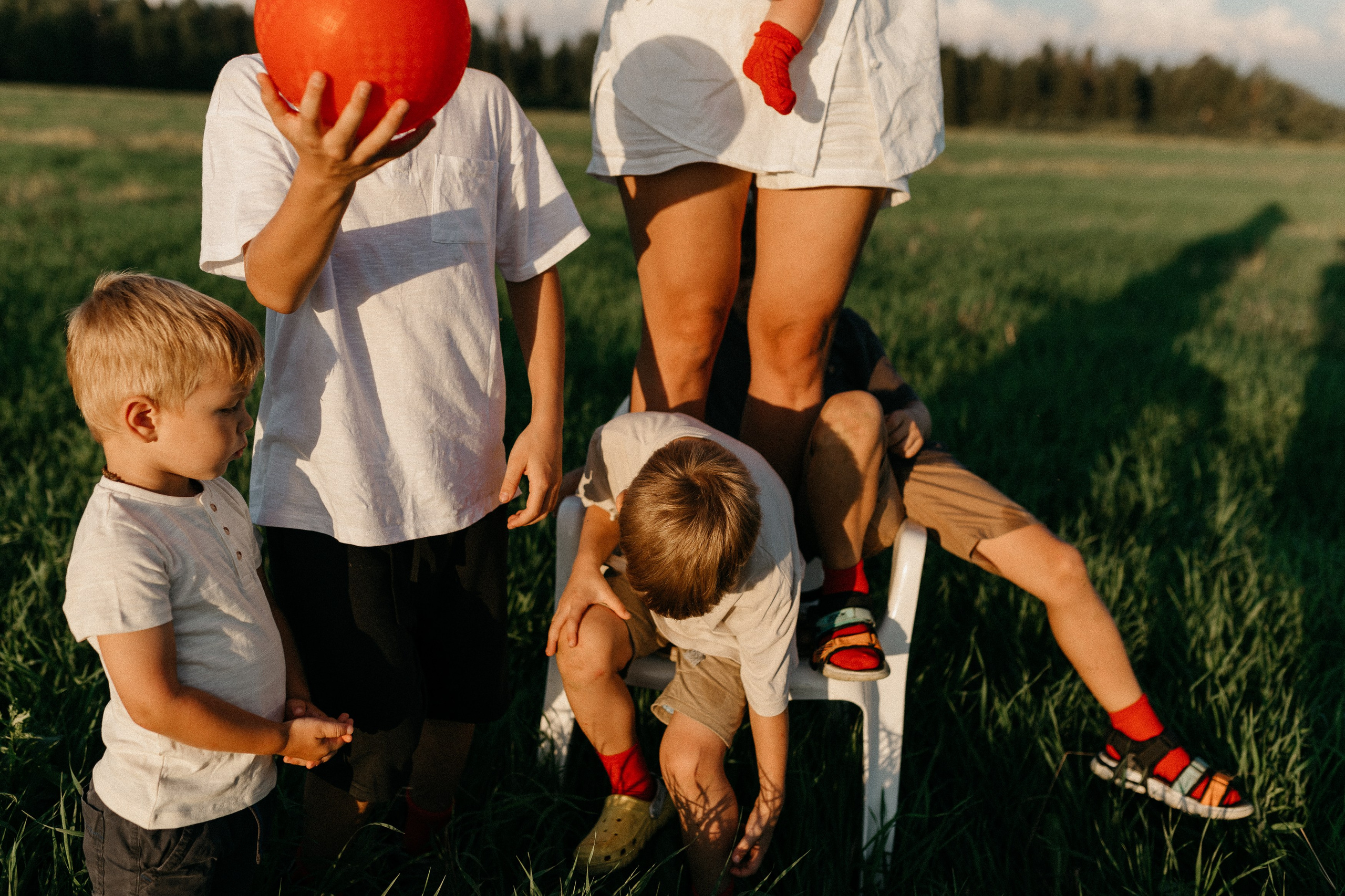 Фотосессия с красными мячами. Семейный фотограф Маша Тимофеева | Москва
