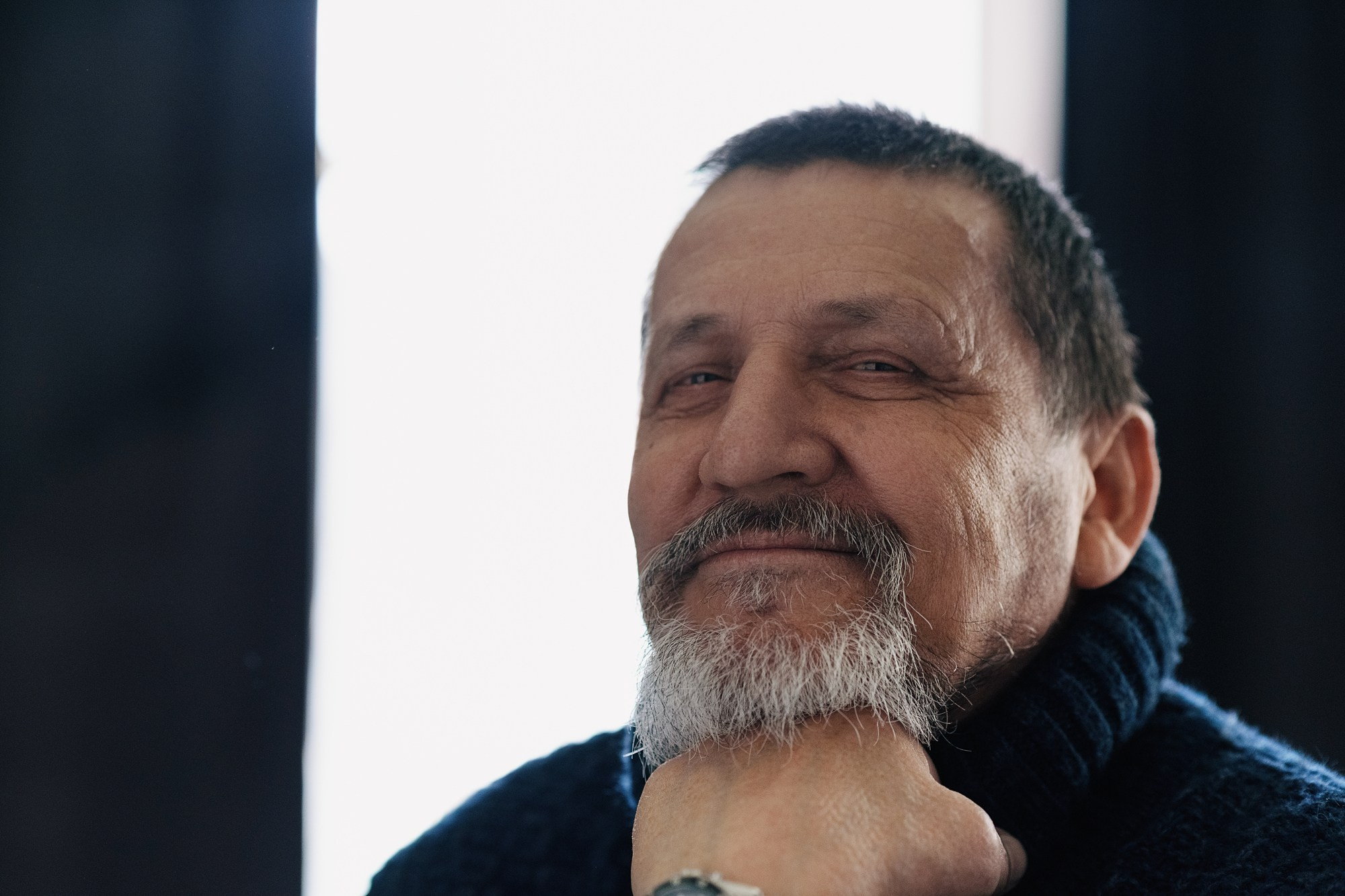 Фактурный портрет мужчины: свет и тени