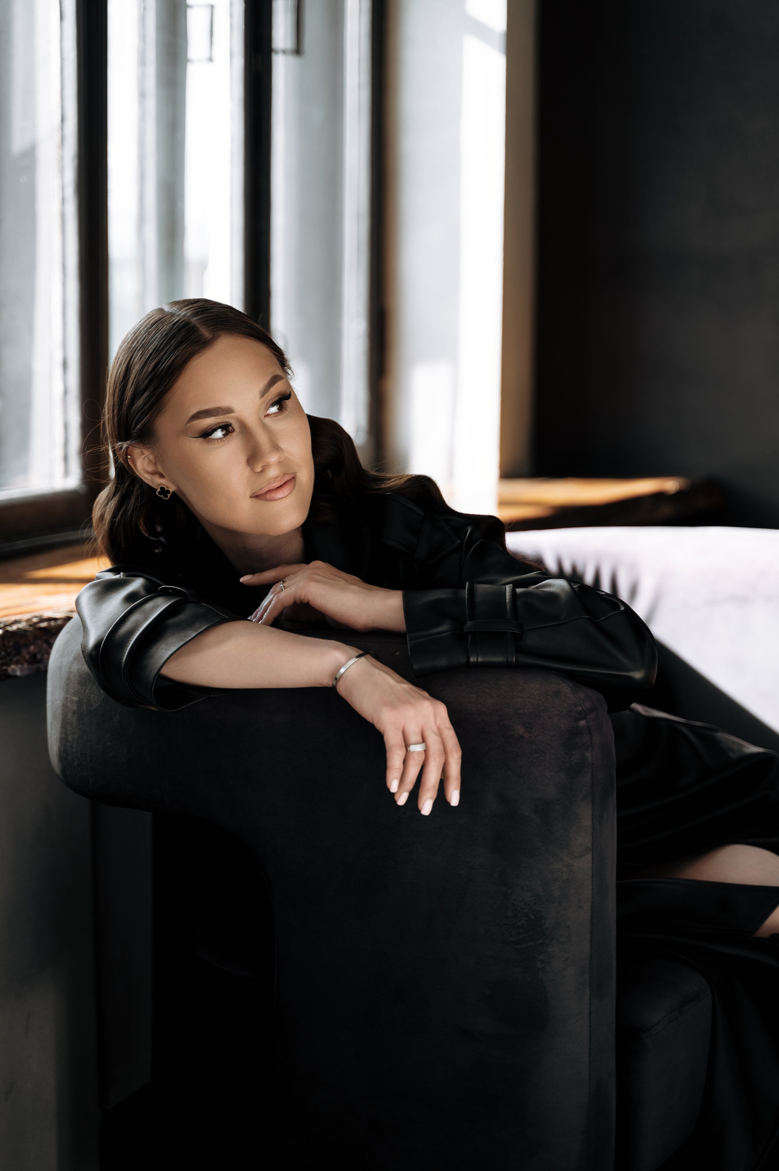 Настя — фотосессия в темной студии с хрустальной люстрой. Портретный и семейный фотограф в Екатеринбурге Мария Чахеева