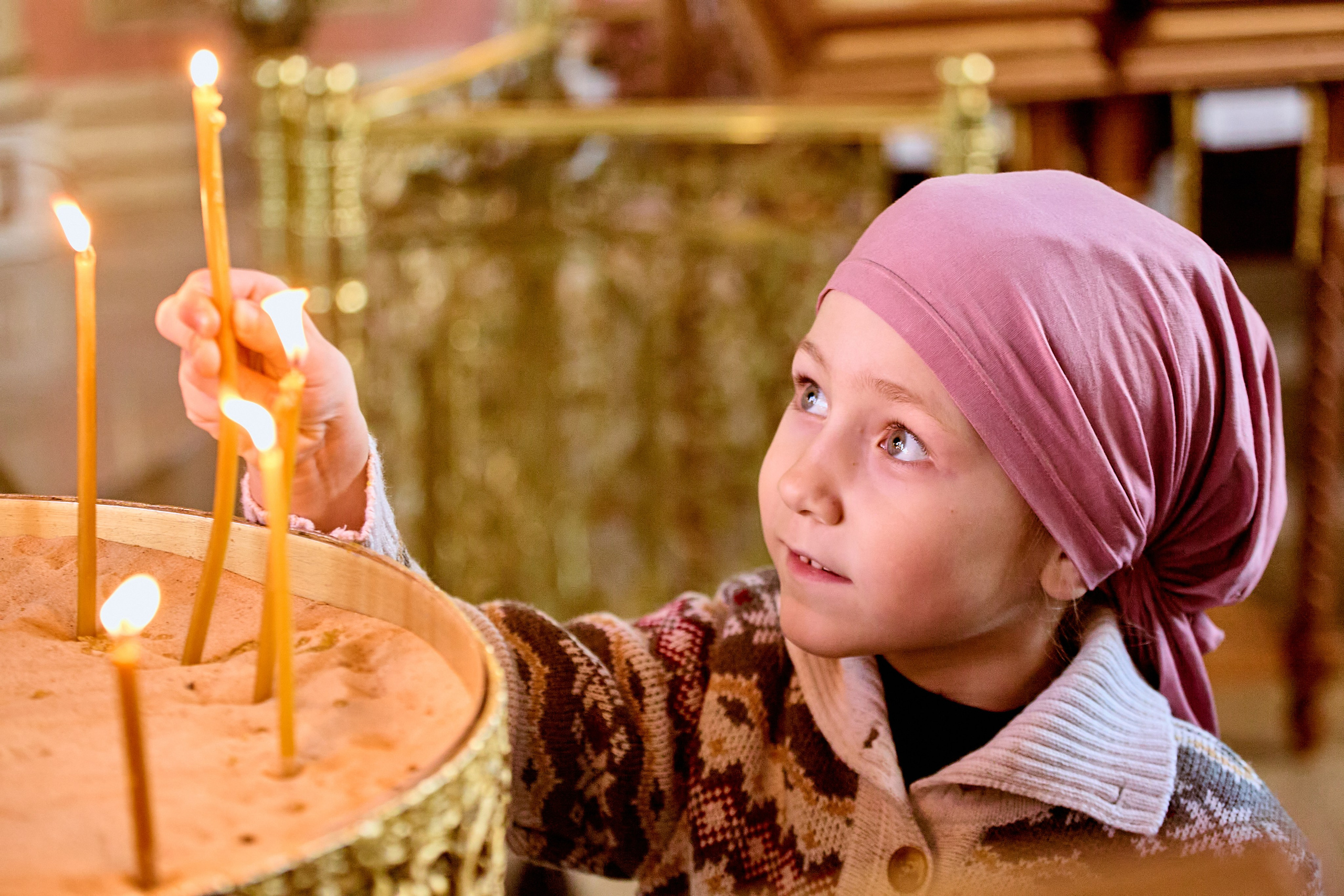 Девочка у подсвечника. Серия фотографий "Лица Храма" Православный портретный и детский фотограф Николай Голованов. Г. Дзержинск