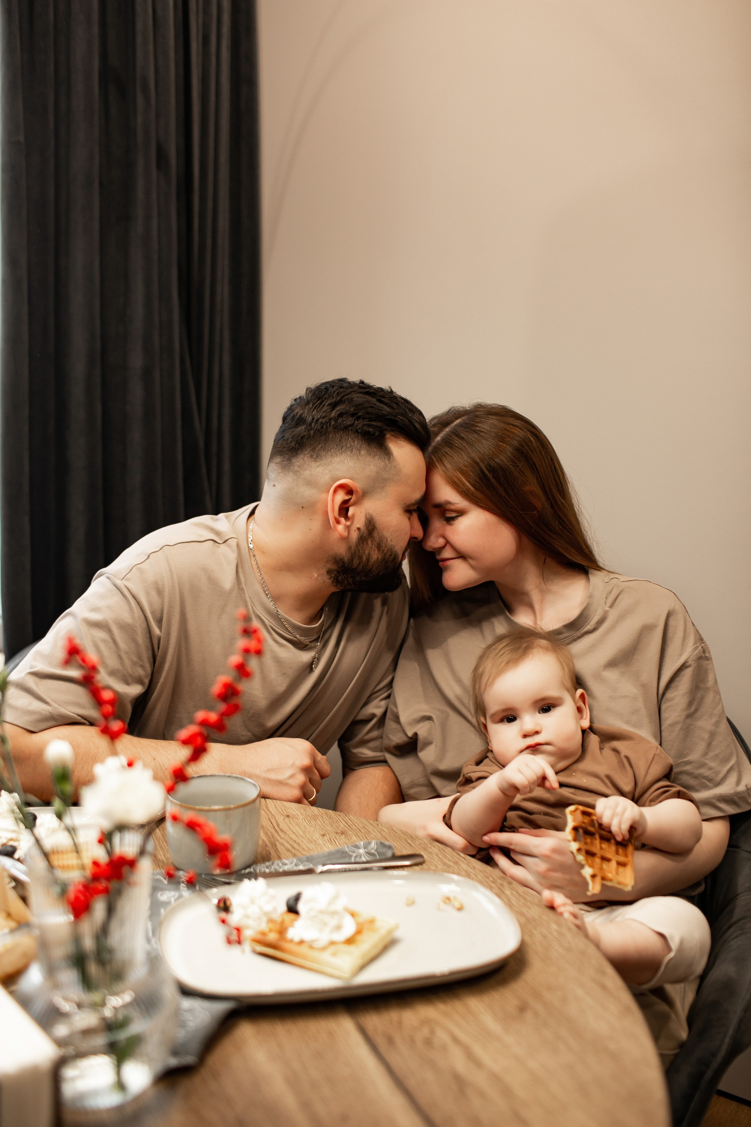 Совместный завтрак. Семейная съемка — это красивый способ признаться своей семье в любви