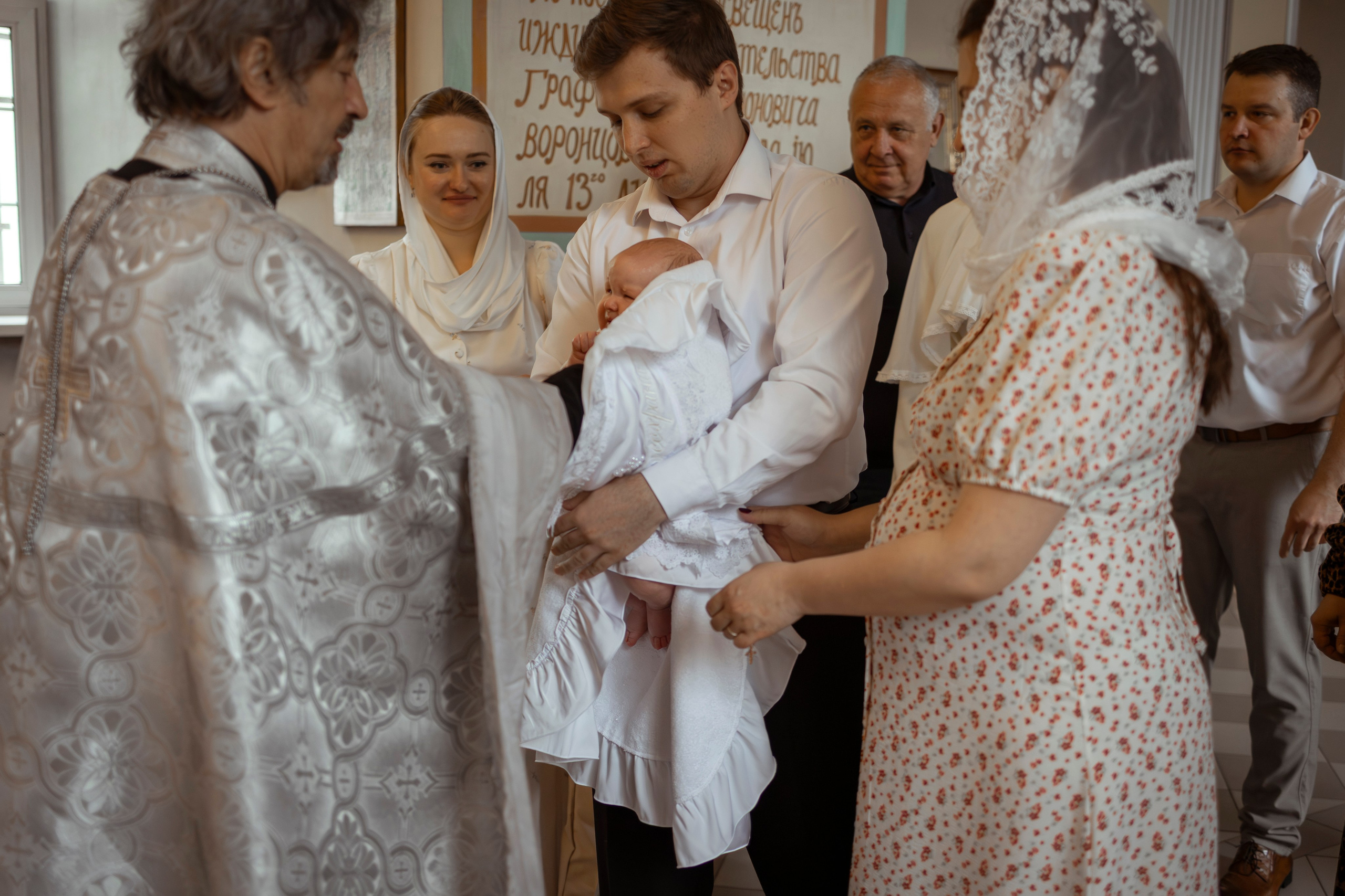 Таинство Крещения младенца в храме свв. Бориса и Глеба в Белкино (г.Обниск, Калужская обл.). Надежда Стар семейный и церковный фотограф в Жукове и Калужской области