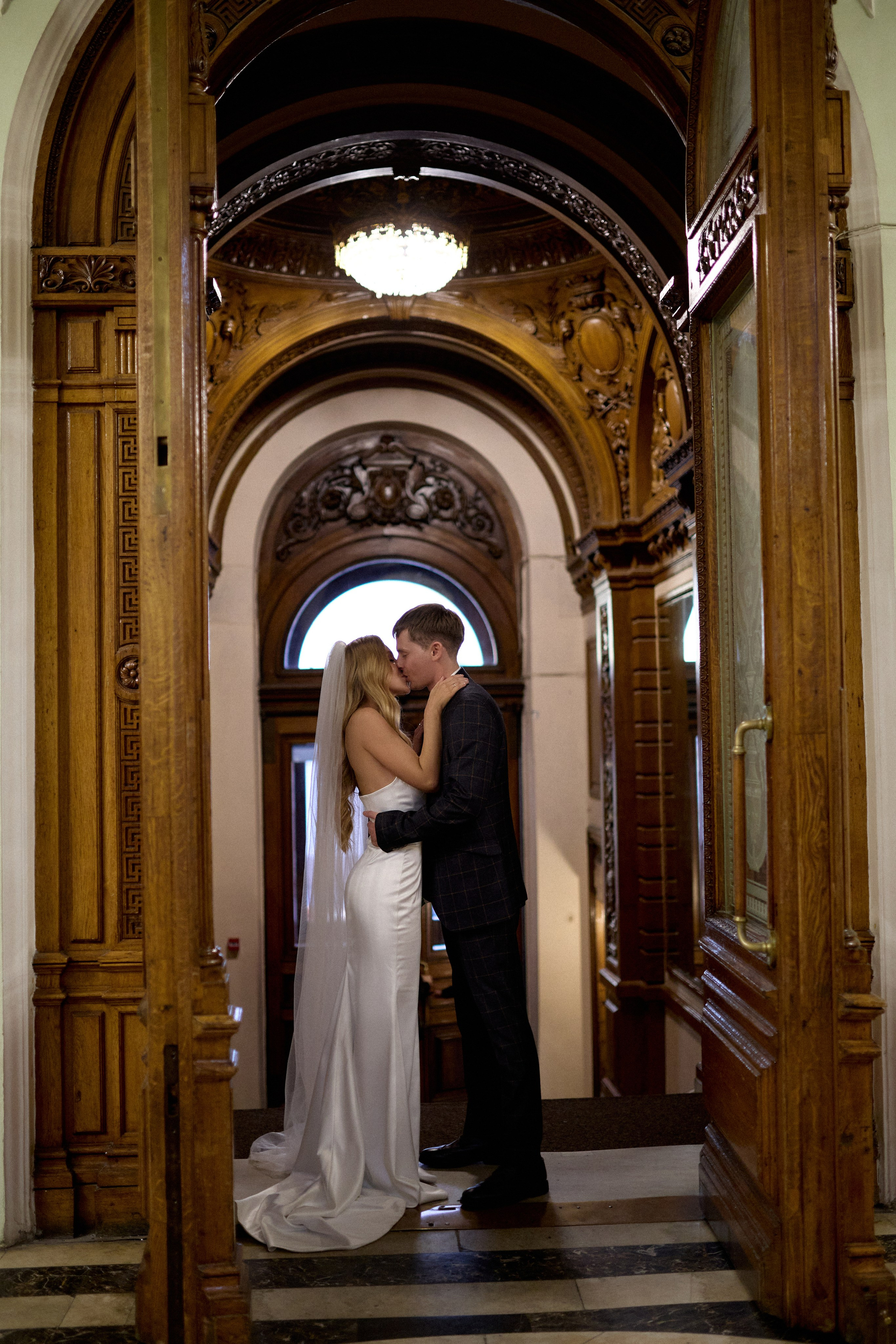 Свадебная фотосессия в Дворце Бракосочетания № 1. Сестры Карабаза. Фотографы и ретушеры в Москве и Санкт-Петербурге