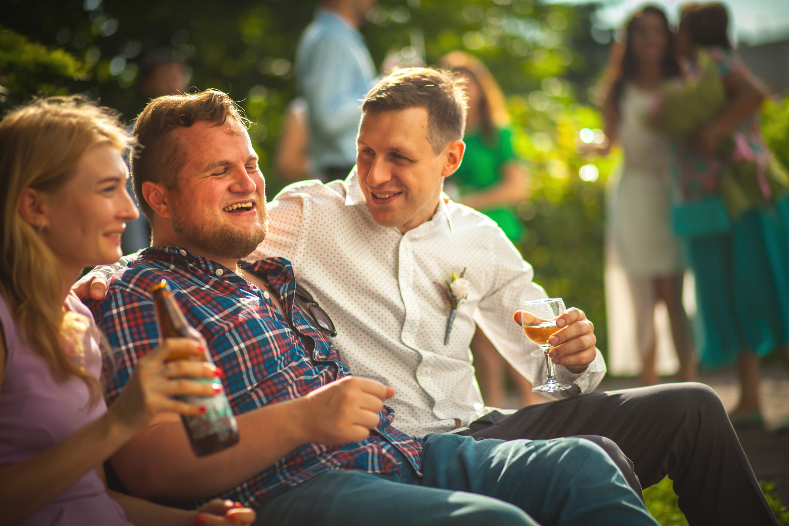 kogan.studio - жених с гостями на свадьбе 