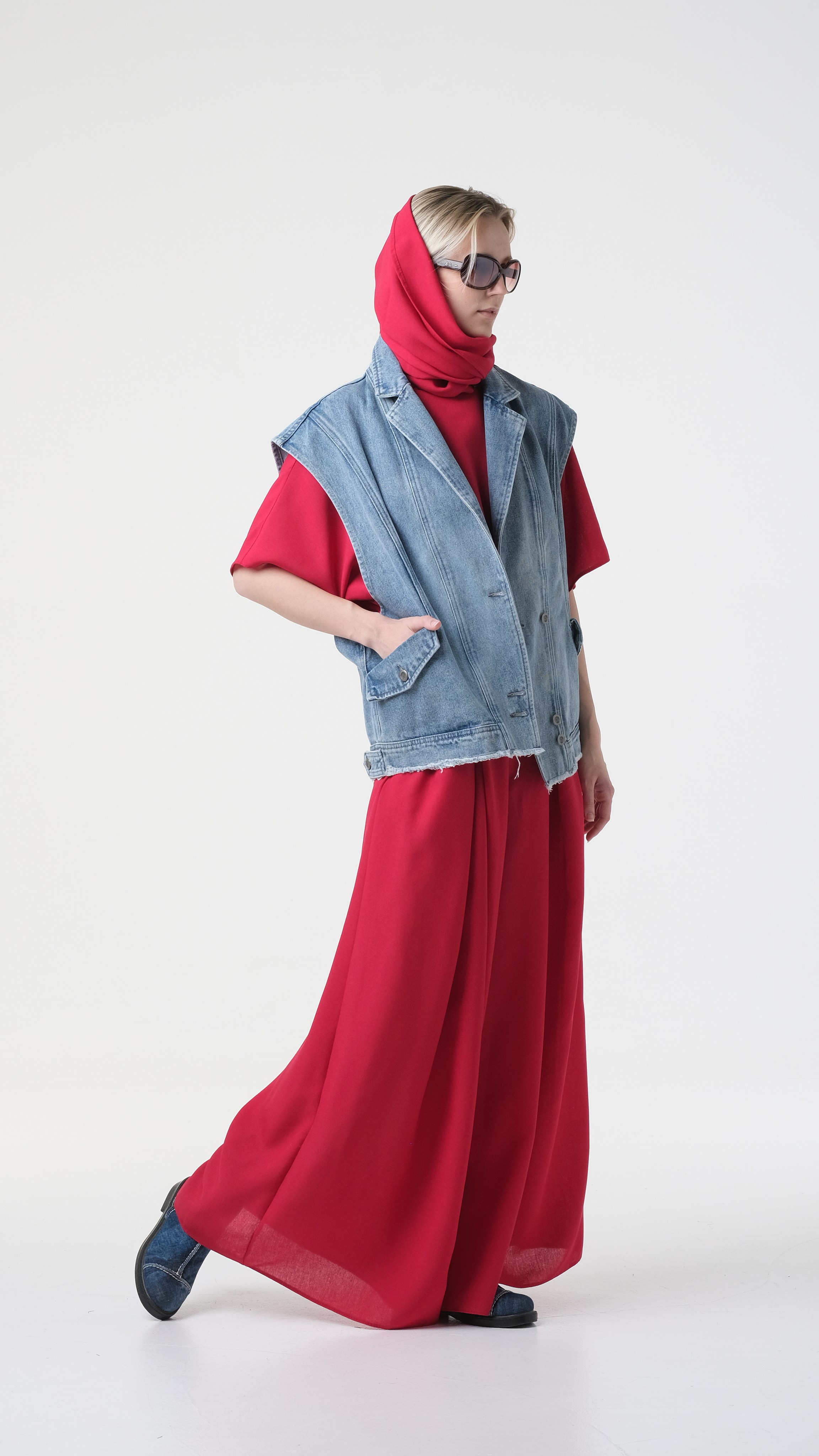 Сочетание-несочетаемого - очень стильный набор. Фотосъёмка на циклораме в Москве для маркетплейсов, модельное портфолио в Москве.