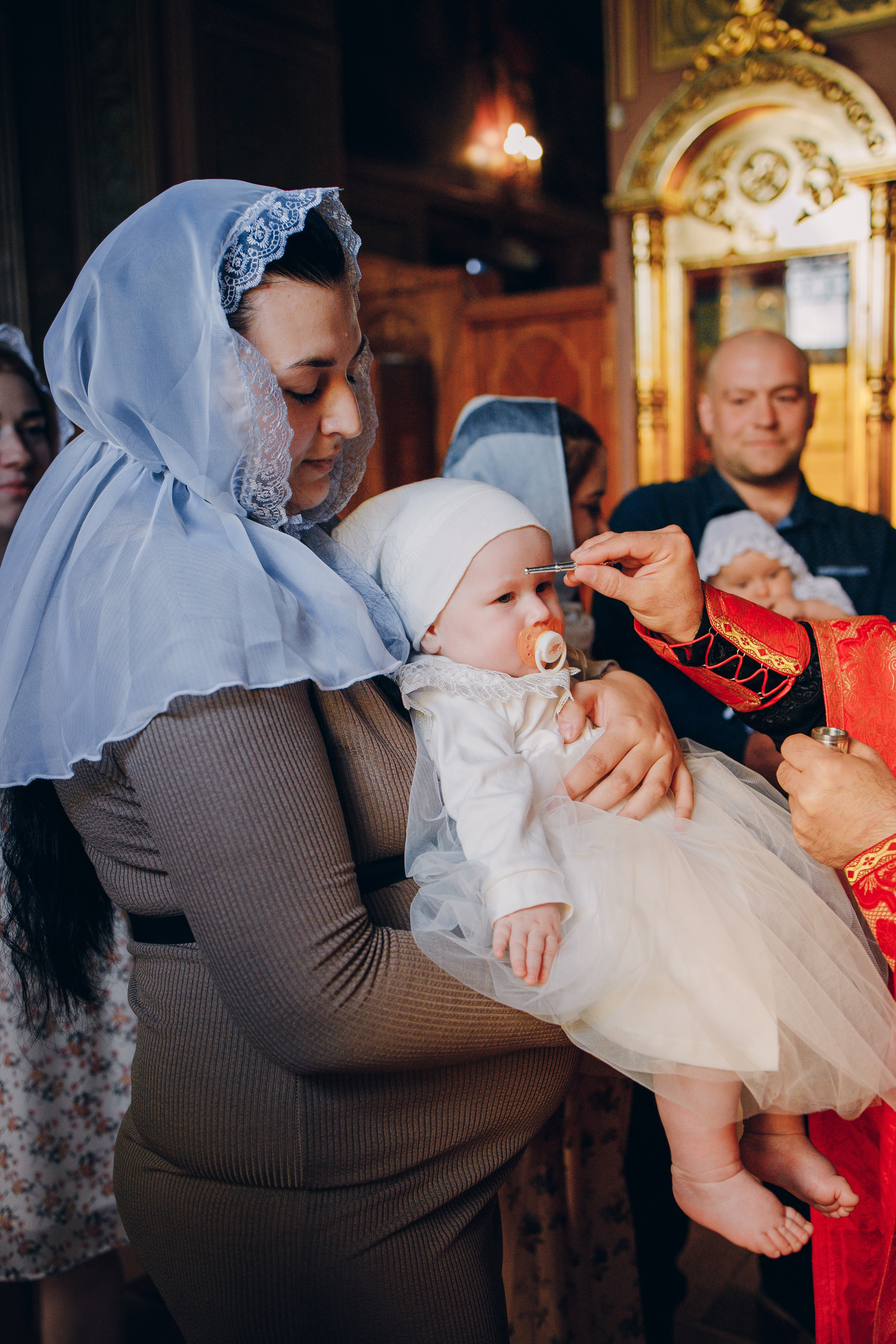 Зимняя съемка ребенка в церкви. Выпускные альбомы в Серпухове