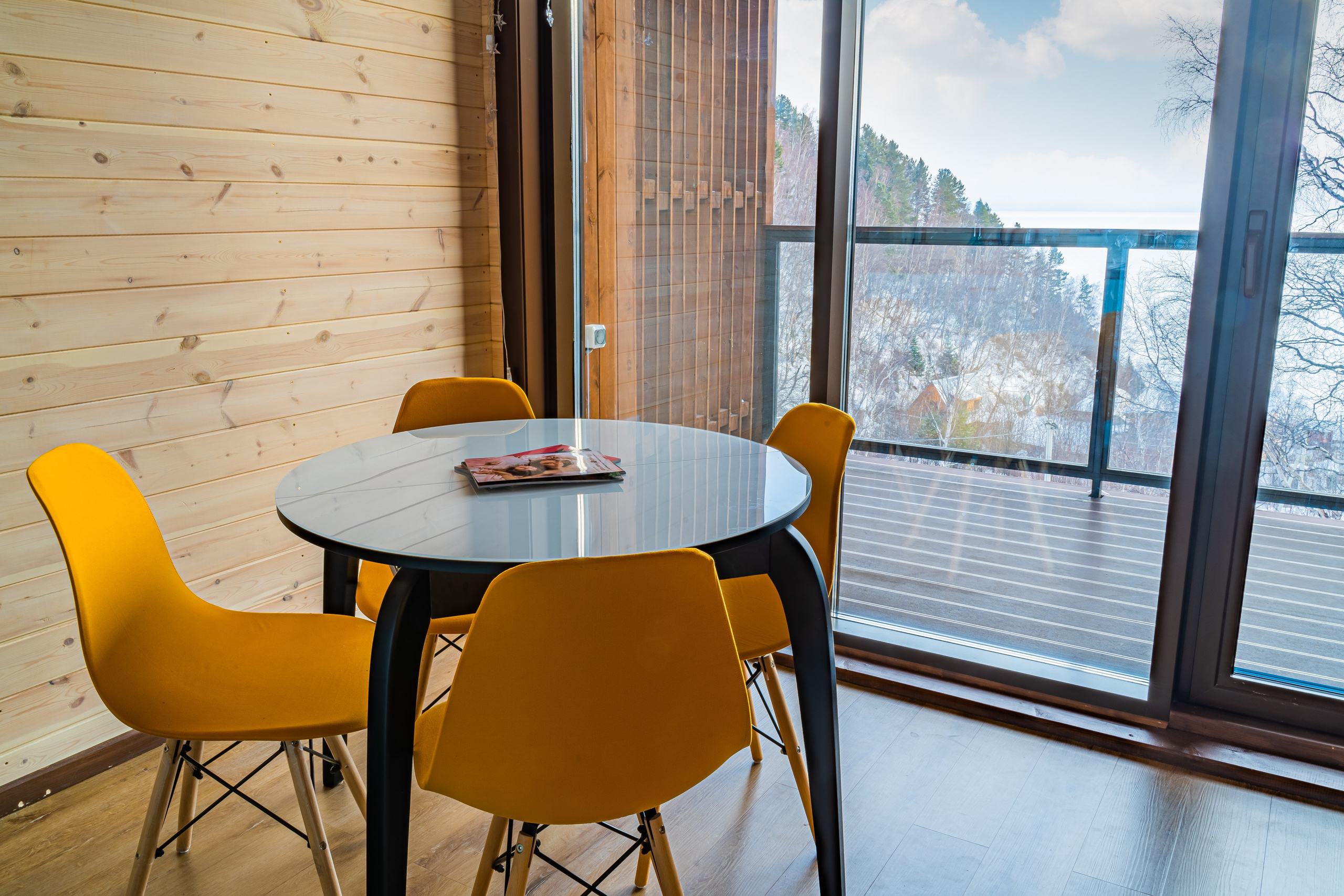 Интерьерная съемка частного гостевого дома. Занимаюсь профессиональной фотографией и живу рядом с Байкалом. Работаю в разных жанрах