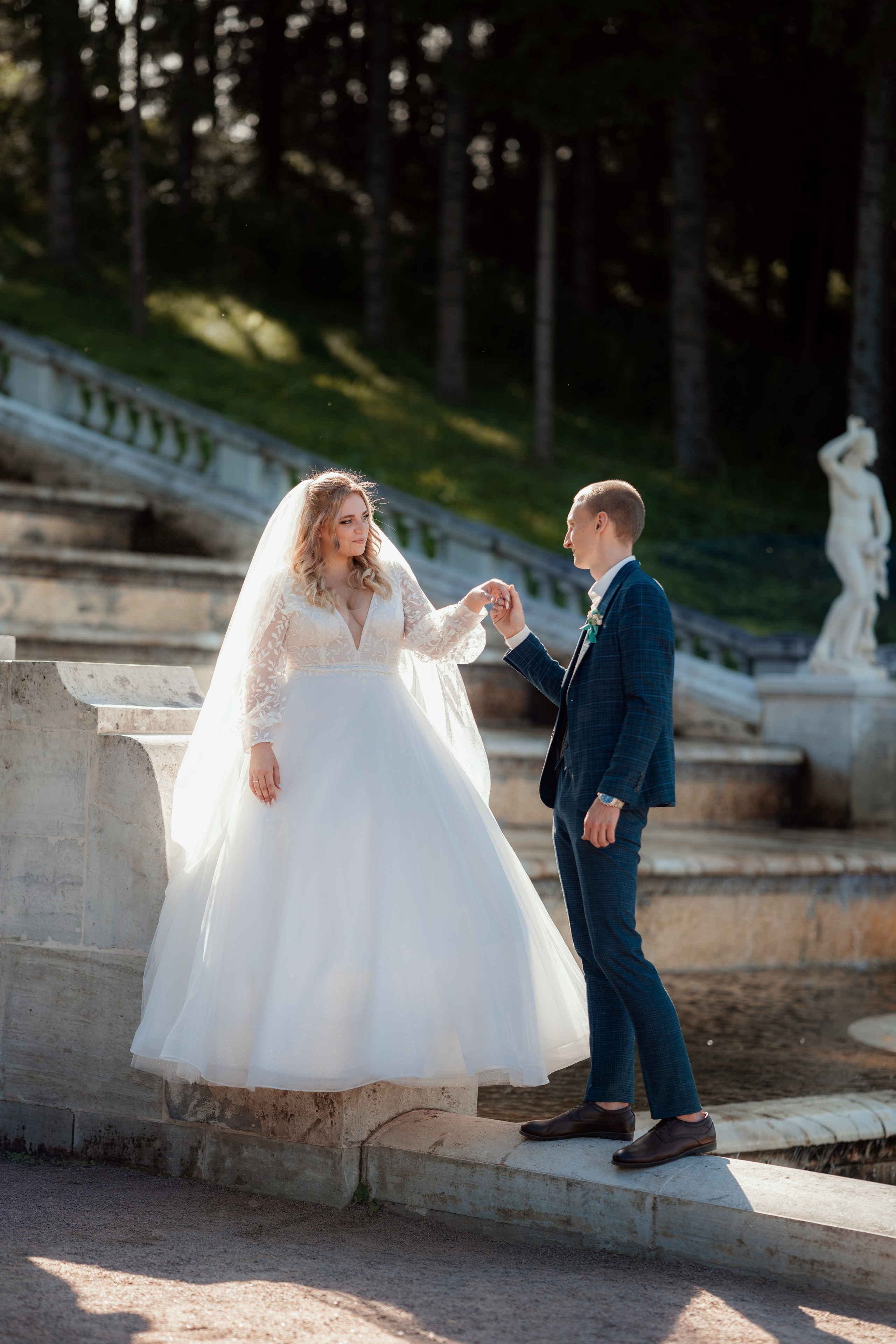 Свадебная фотосессия в Петергофе в Нижнем парке.