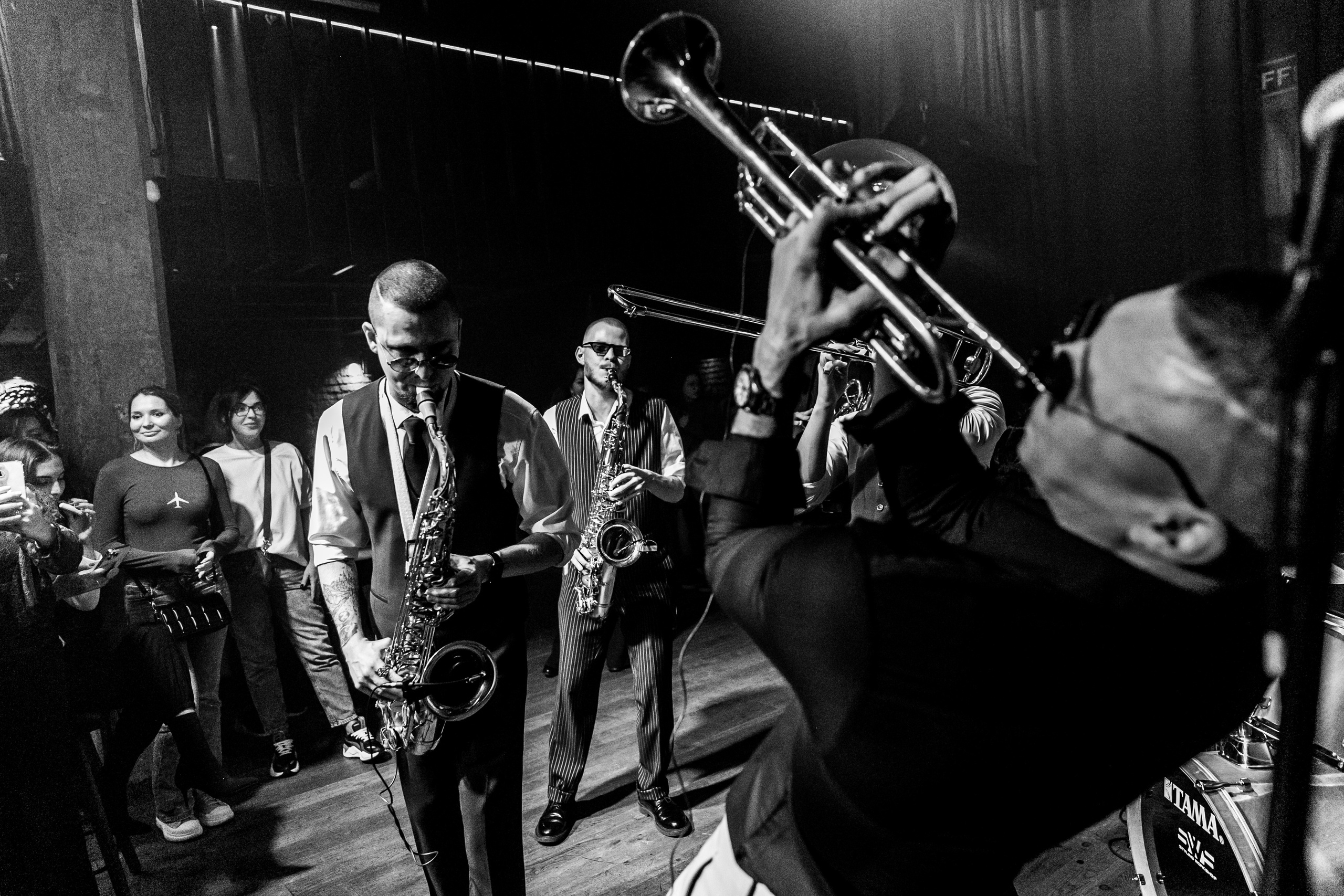 Концерт кавер-группы Mad Brass Band. Свадебный фотограф в Москве Элина Ларченкова. Фото, которые цепляют