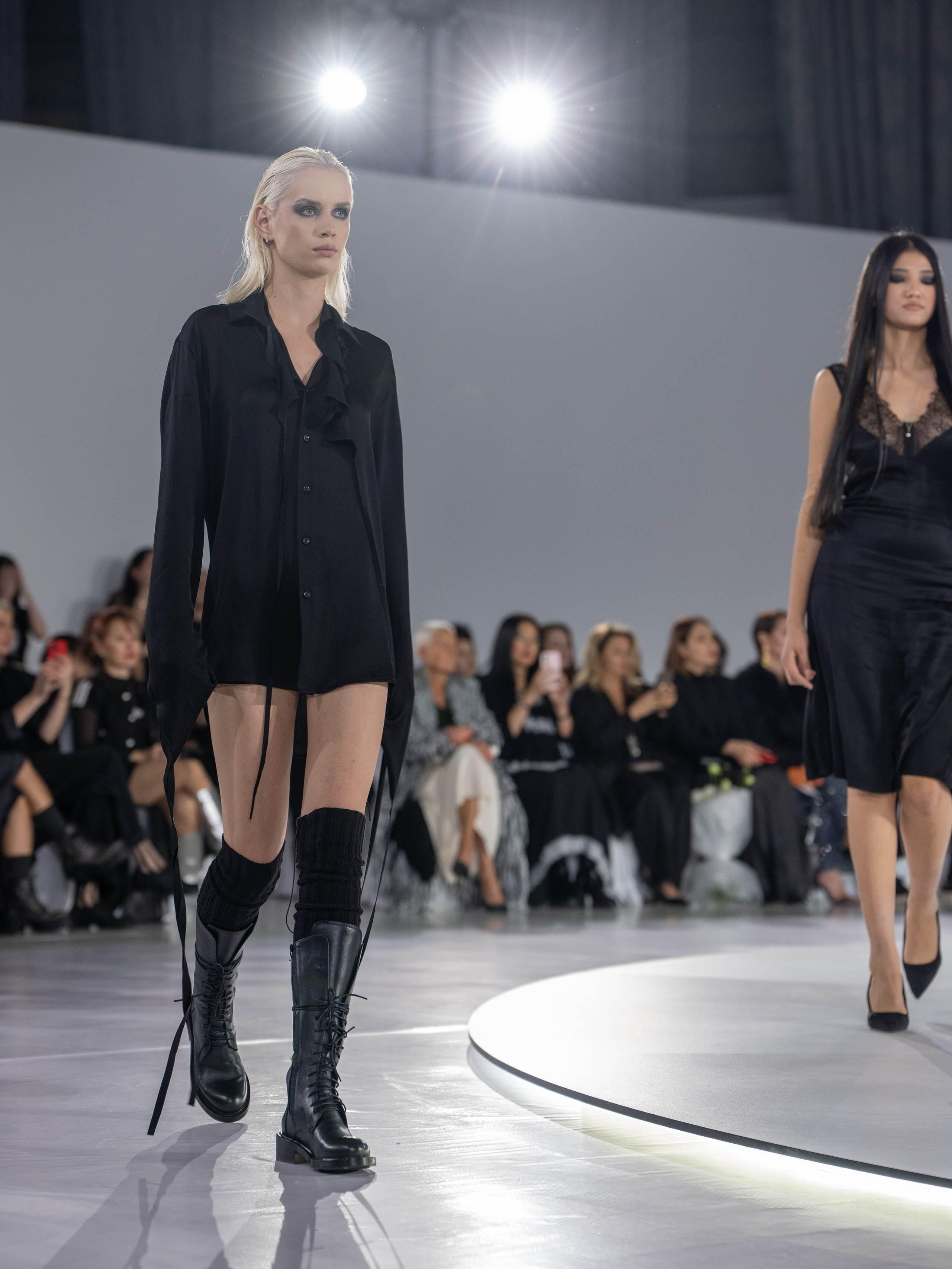 Дизайн DVALI. Сайт Алматинского НЮ АРТ, будуар и фэшн фотографа Дениса Карпенко