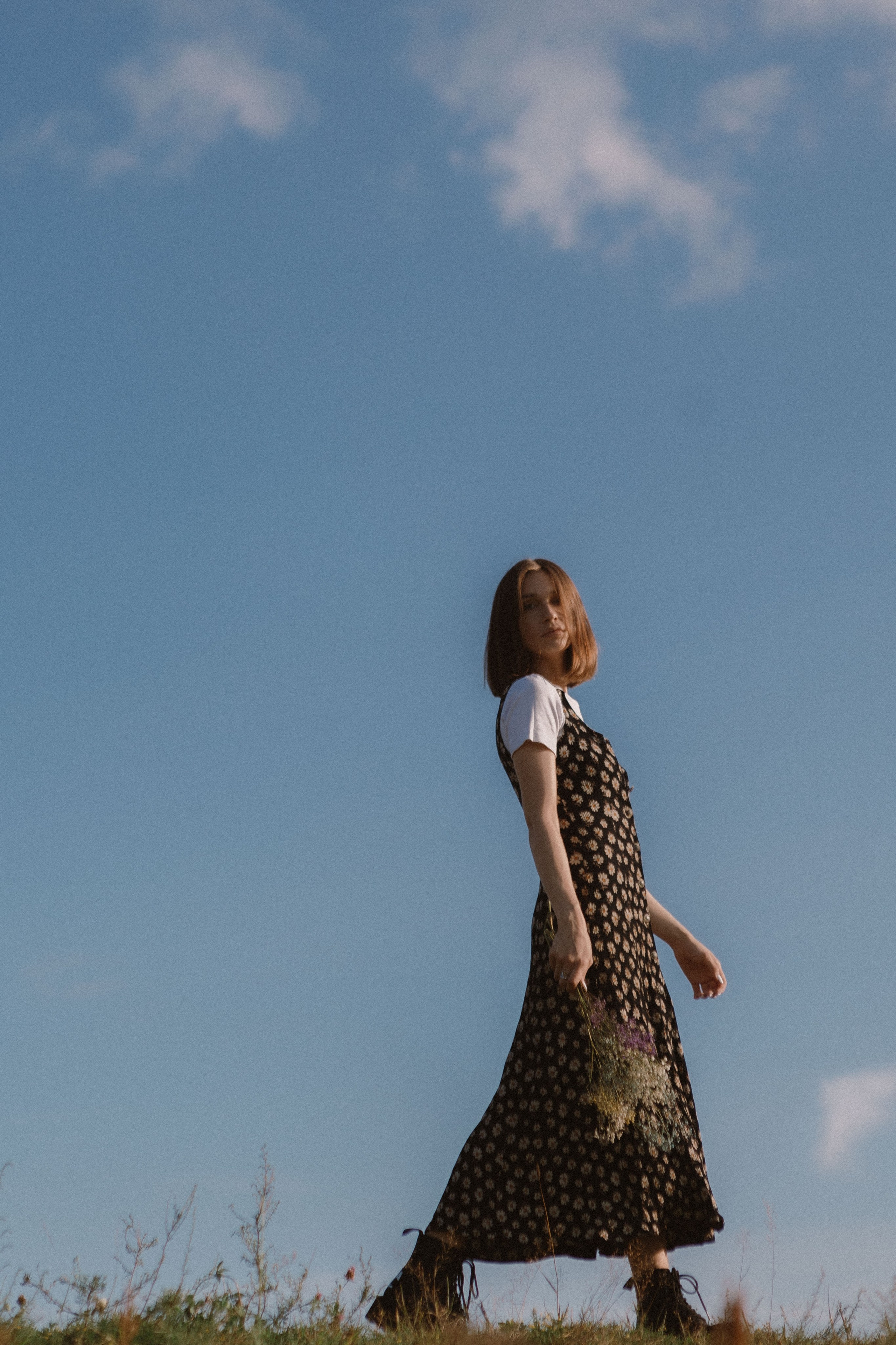 Летняя фотосессия в поле. Девушка в поле в кровати