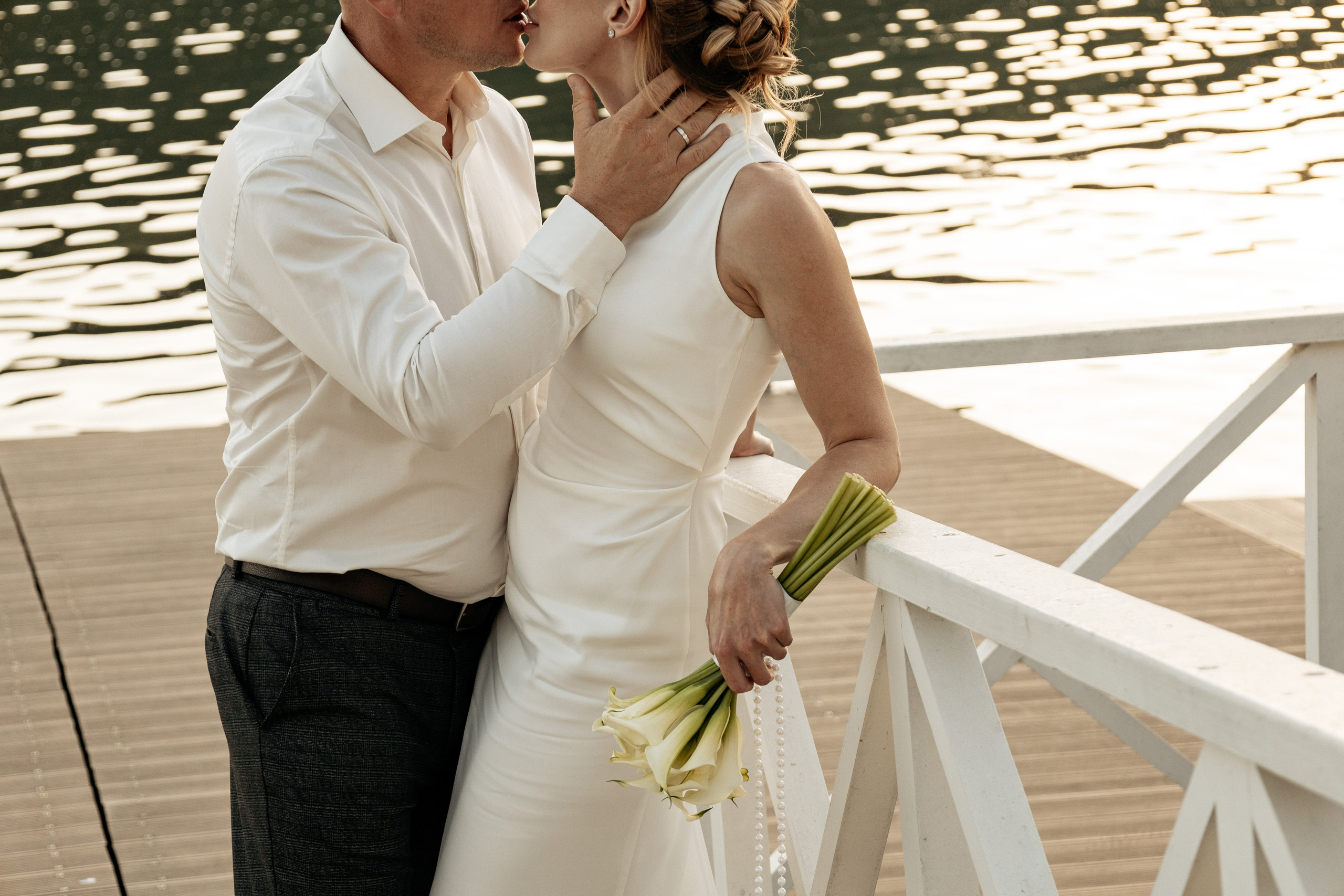 Романтические объятия на фоне горного пейзажа