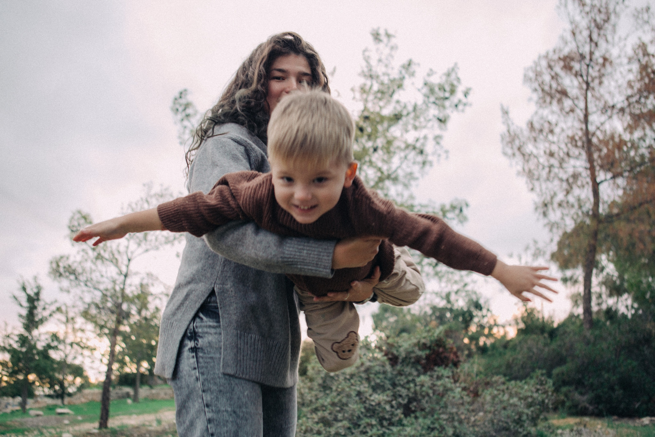Nastya & Mr. Racoon. Portrait, family and pet photographer in Cyprus, Ksenia Bourdelle