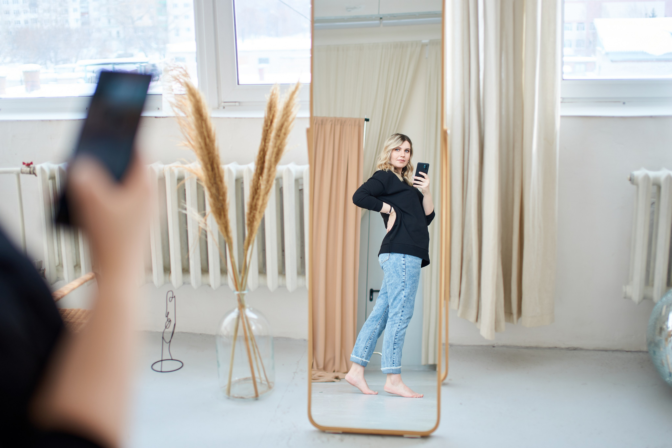 Портреты для Татьяны в студии с минималистичным дизайном. Репортажный и женский фотограф в Новосибирске