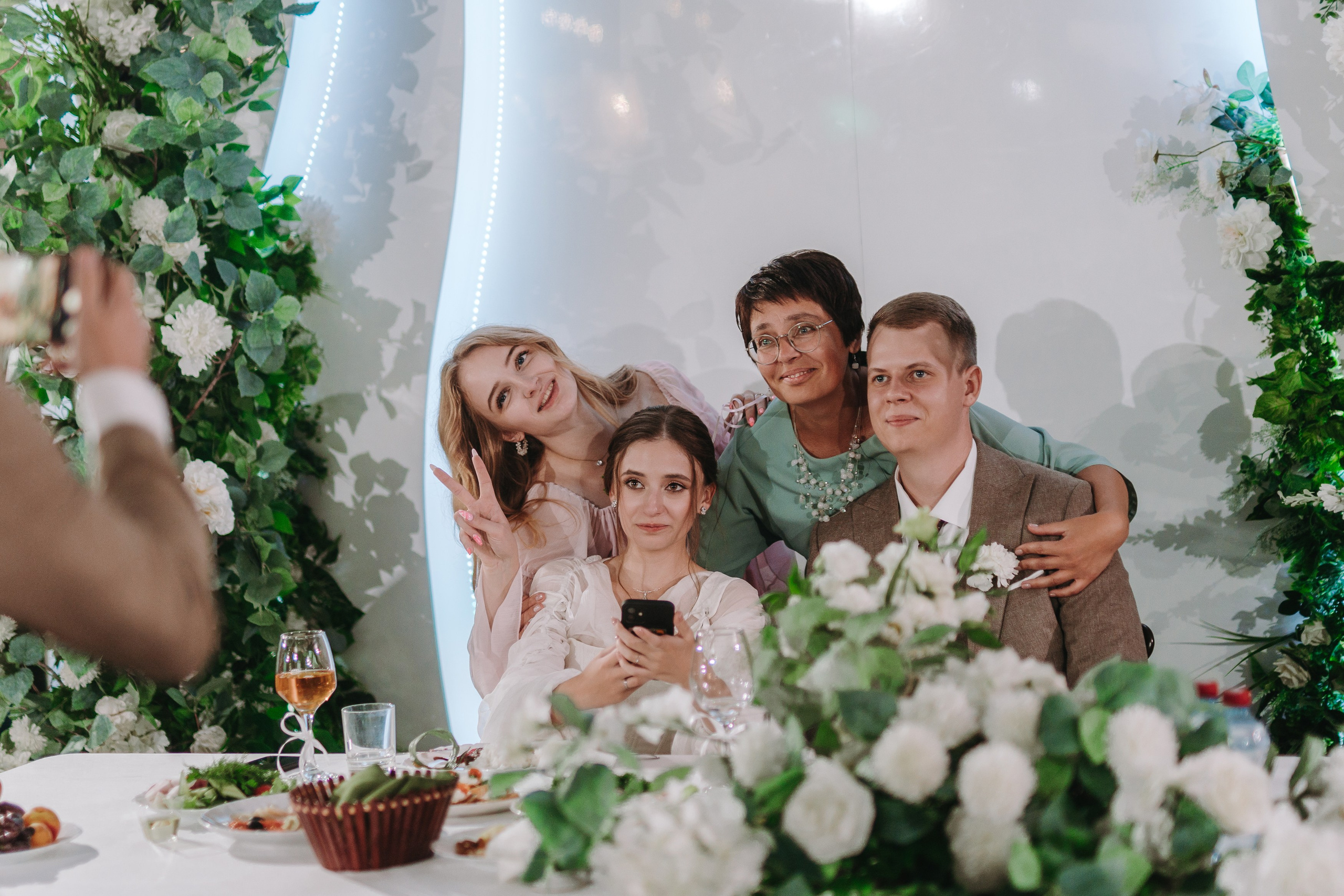 БАНКЕТНЫЙ ЗАЛ ТОРТУГА, ВЕДУЩИЙ АНДРЕЙ ОГНЕВ