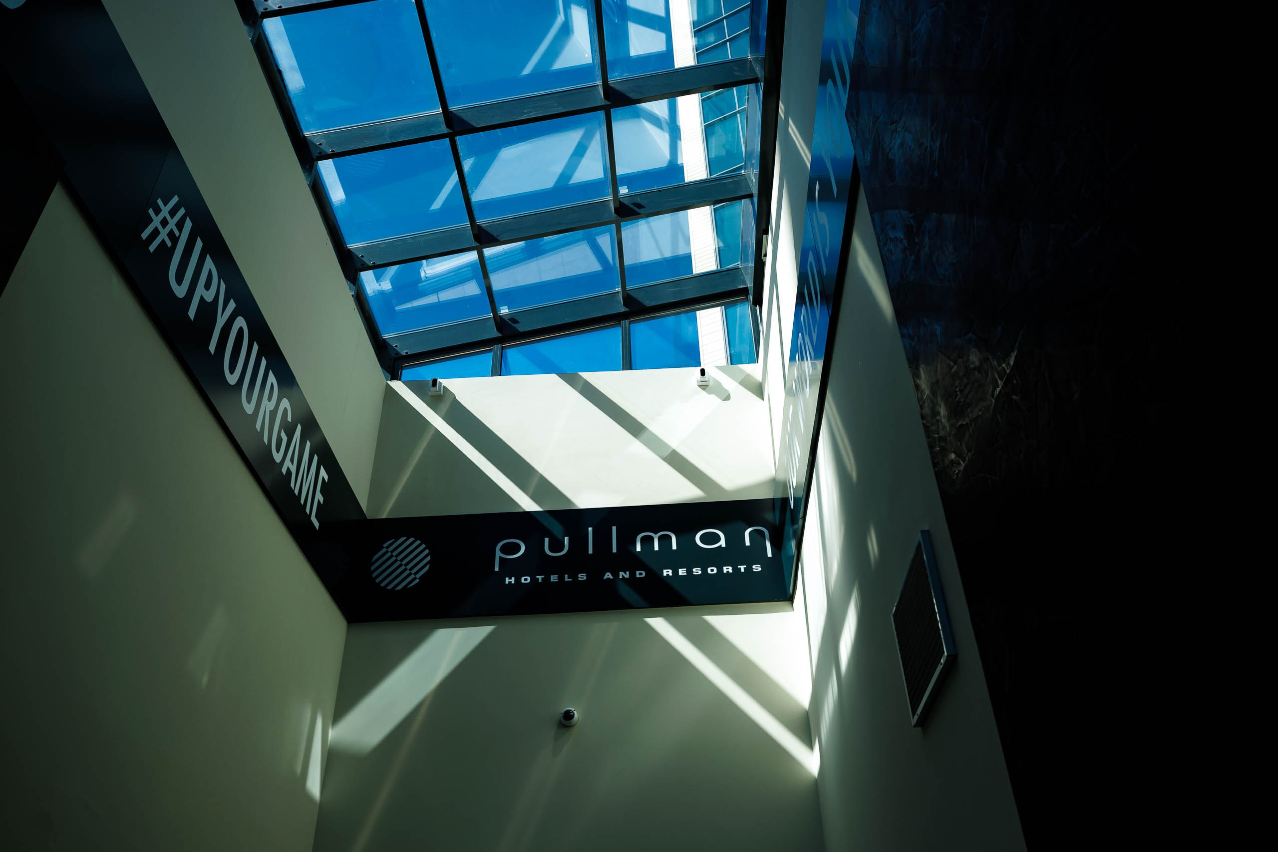 Интервью на банковском форуме, журналист берет комментарий у спикера