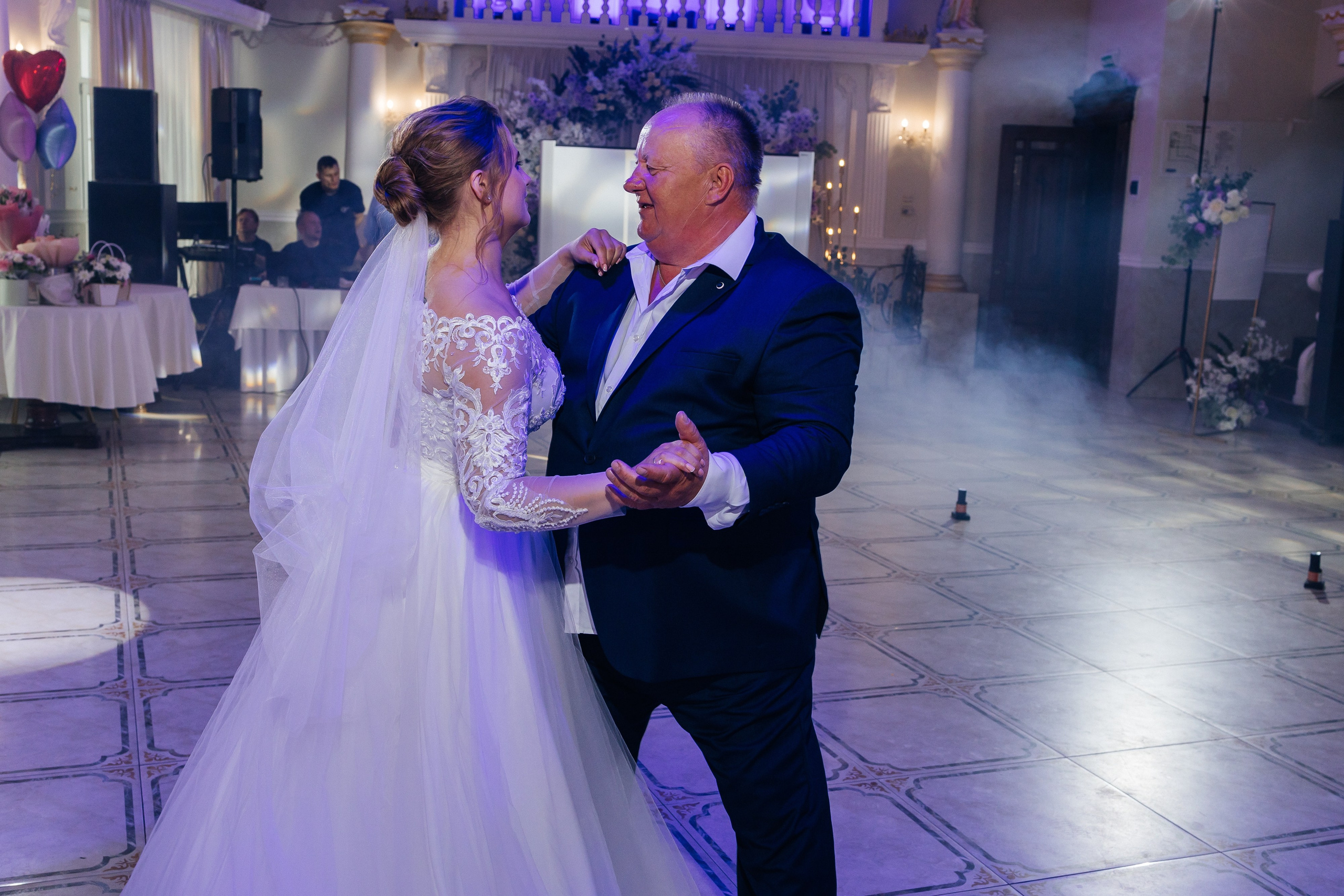 Трогательная выездная церемония в уютном ресторане. Олег Сверчков | Свадебный фотограф Вологда