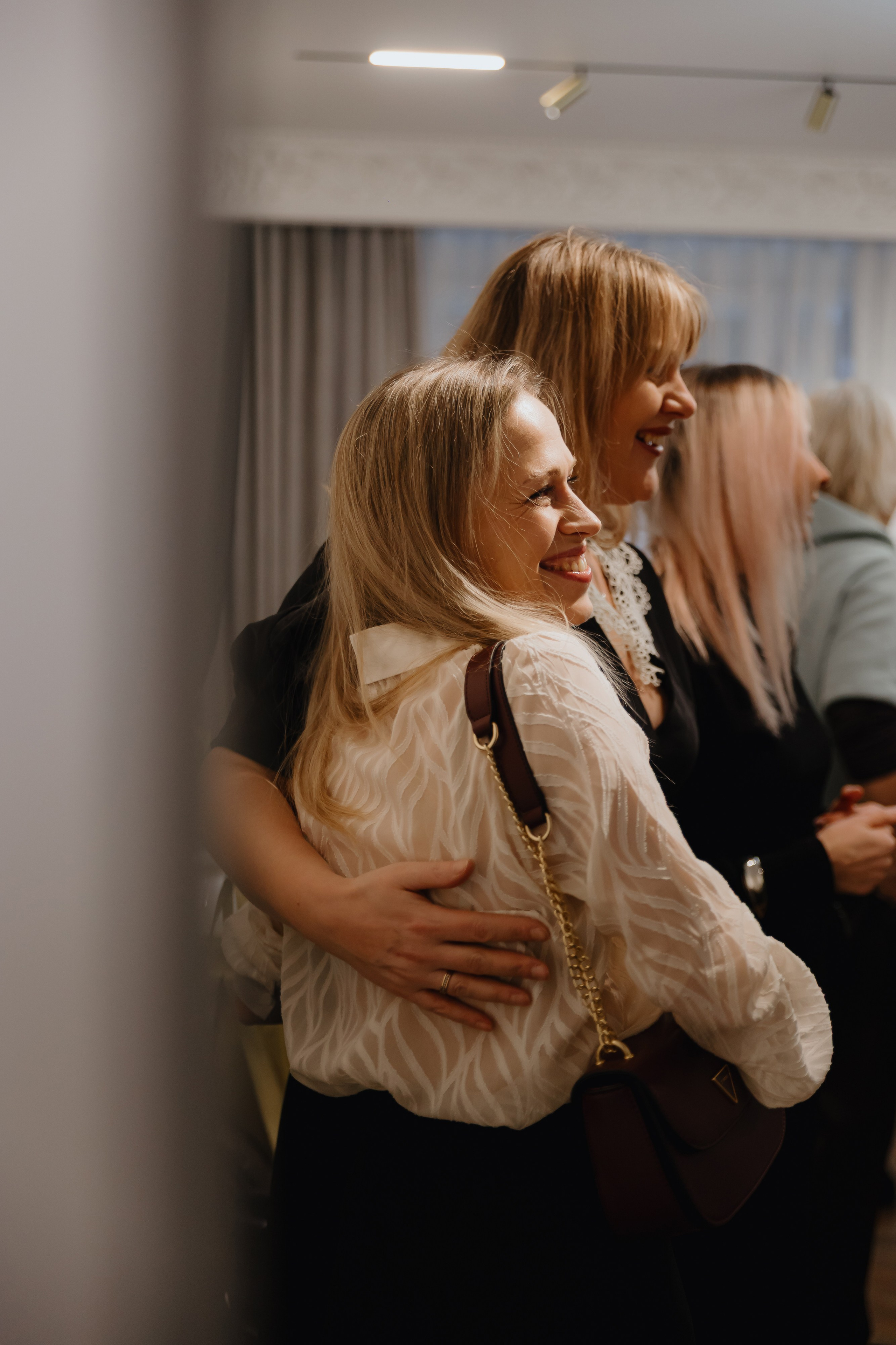 Предновогодний «Кофе-рейв» в L. DECO 17 декабря 2025 года. L. Deco интерьерный салон. Краски/обои/лепной декор