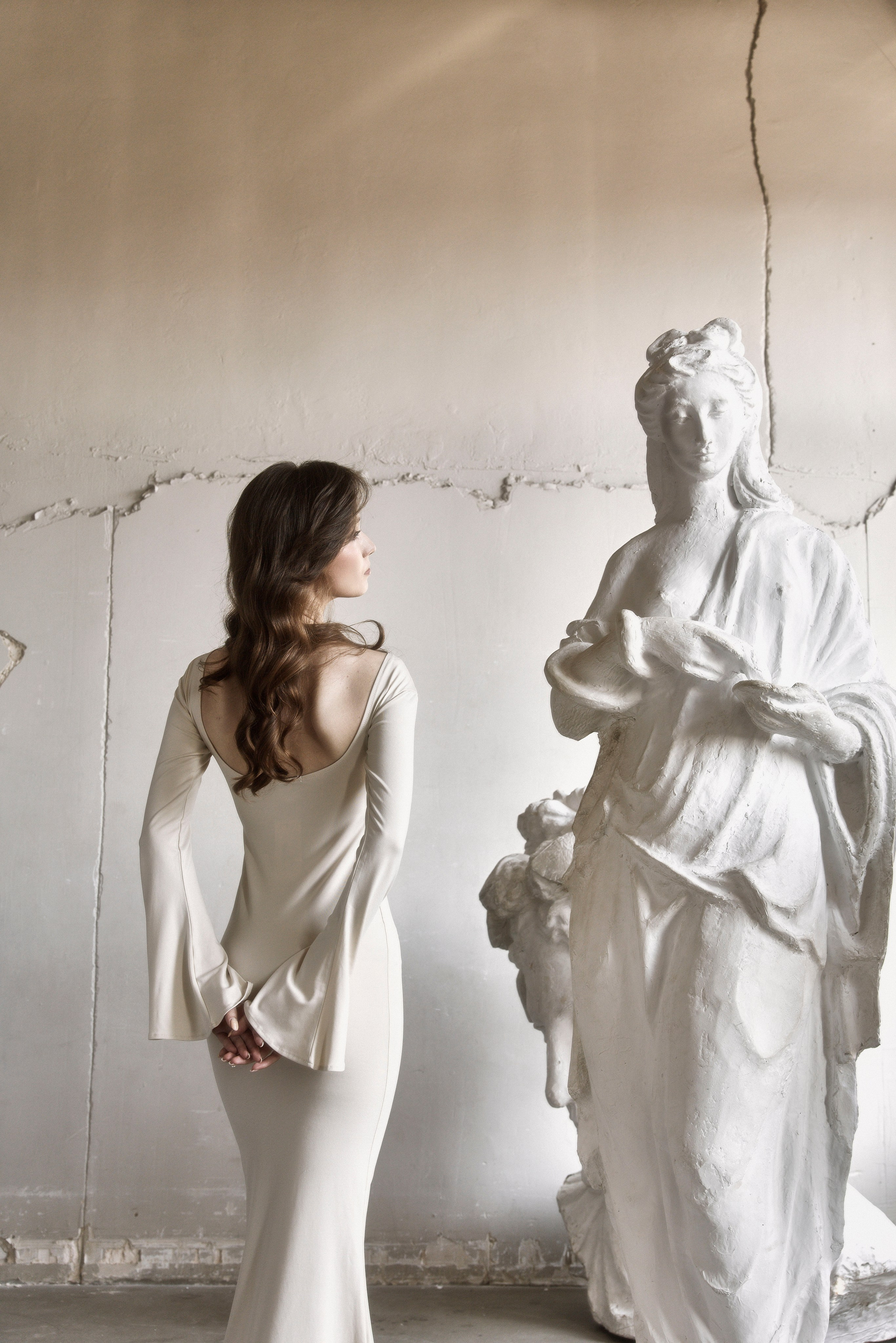 студийная съемка женский портрет фотограф спб питер фотограф фотосессия в студии женская съемка в студии с большими фигурами дувушка в белом платье скульптуры