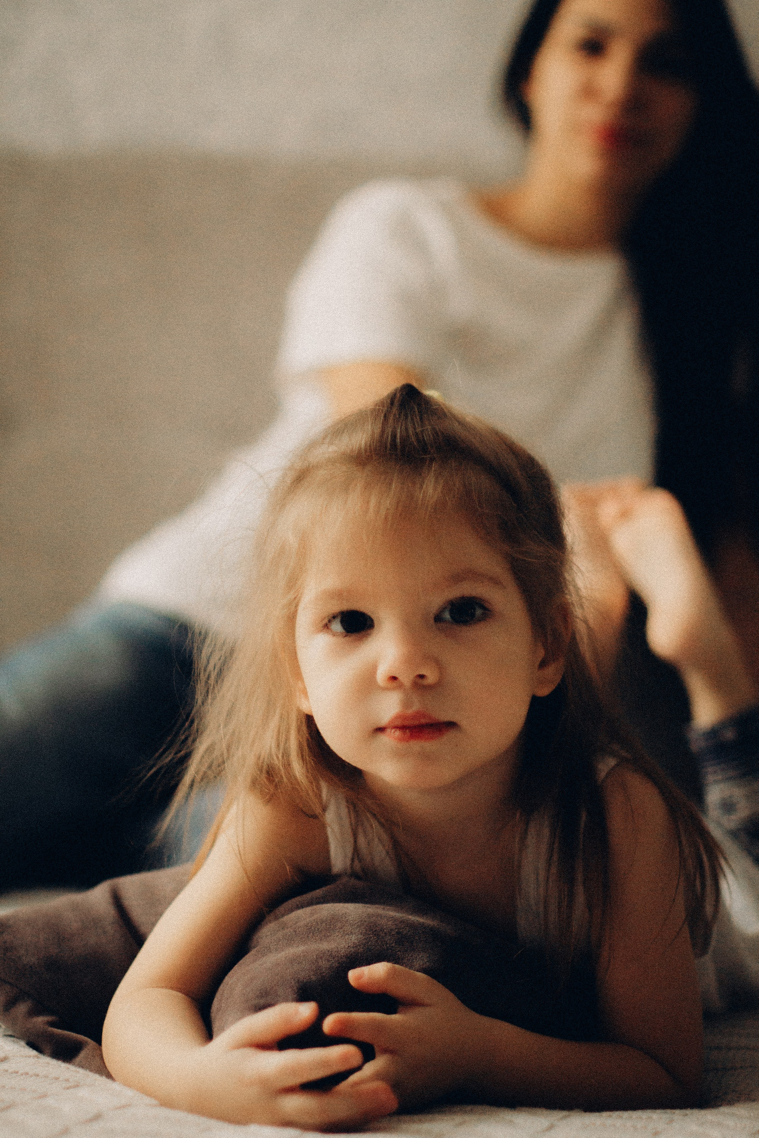 Фотосессия мамы и дочки, девочка на переднем плане мама на заднем плане