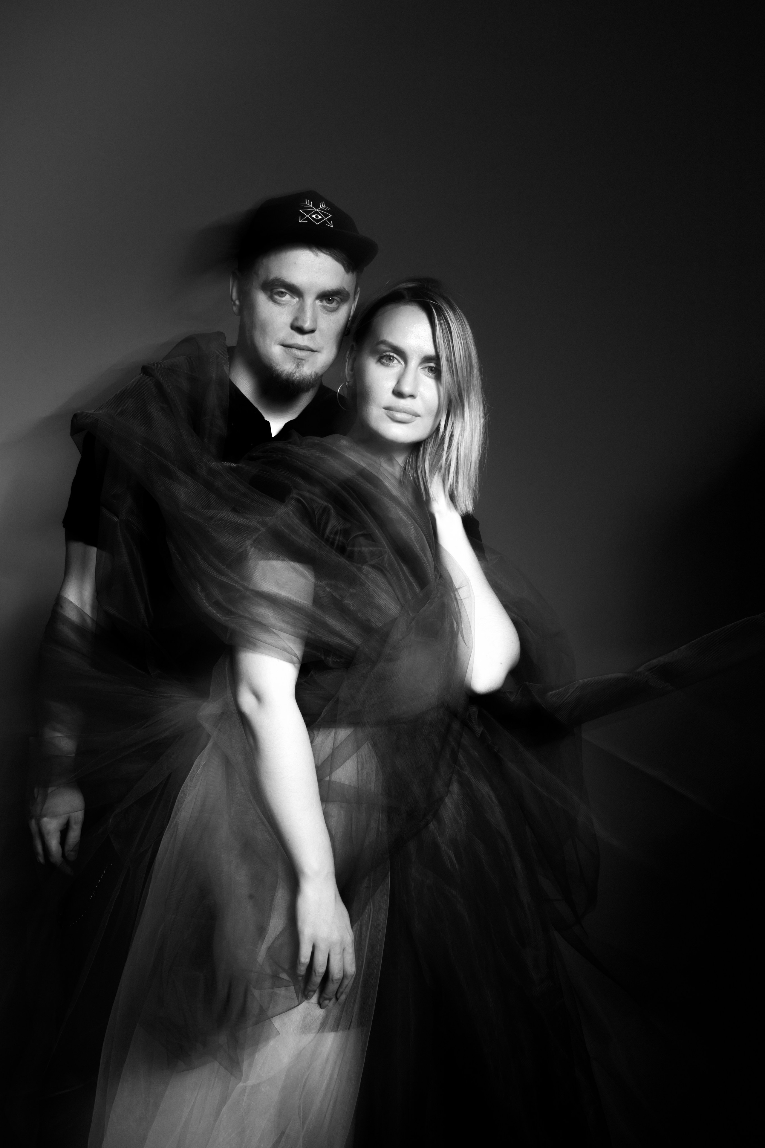 Семейный портрет на фоне. Фотограф в Тюмени Даша Михнова. Портреты, фотопроекты, фотодни