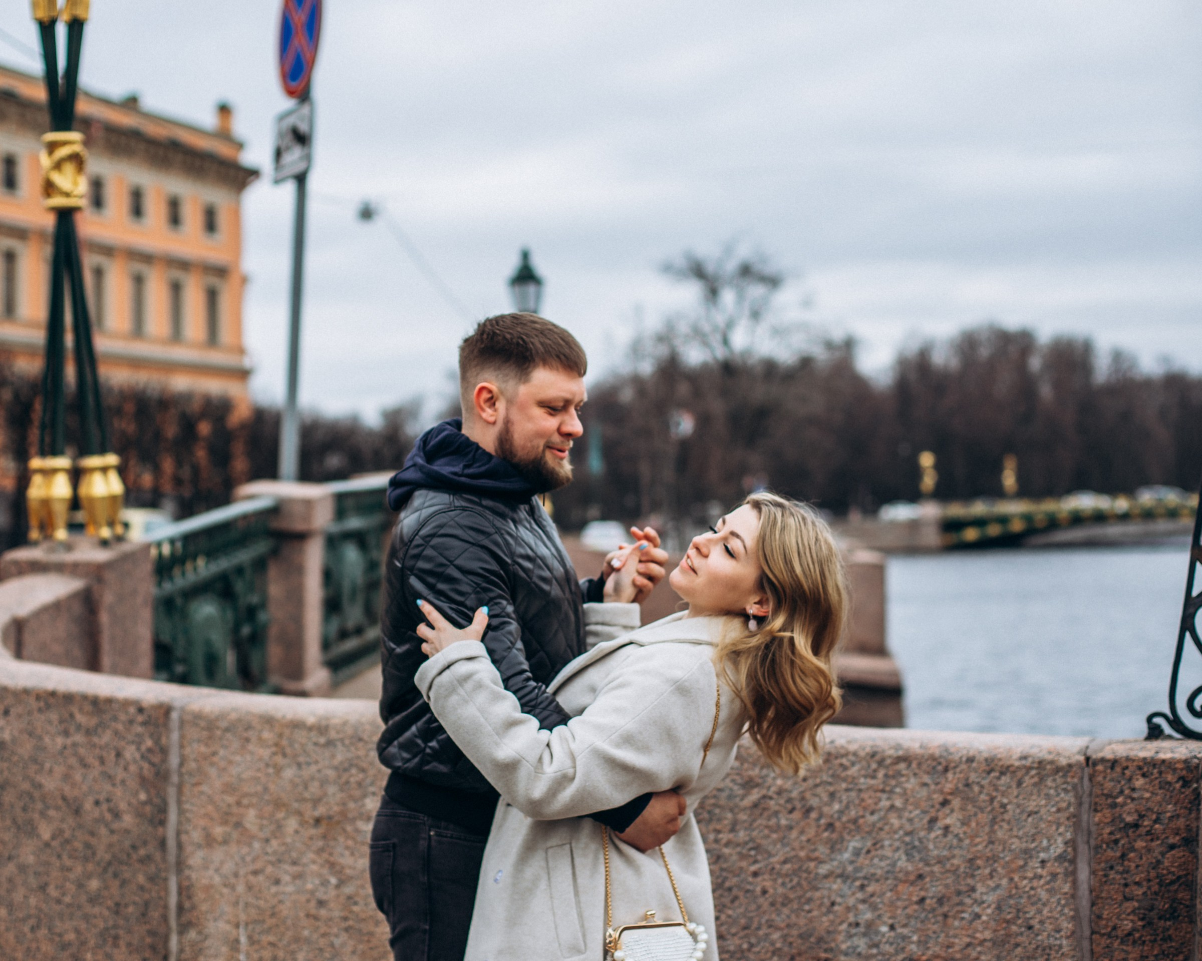 Максим и Юлия в апреле. Фотопрогулка в Петербурге. Индивидуальный и семейный фотограф в Санкт-Петербурге