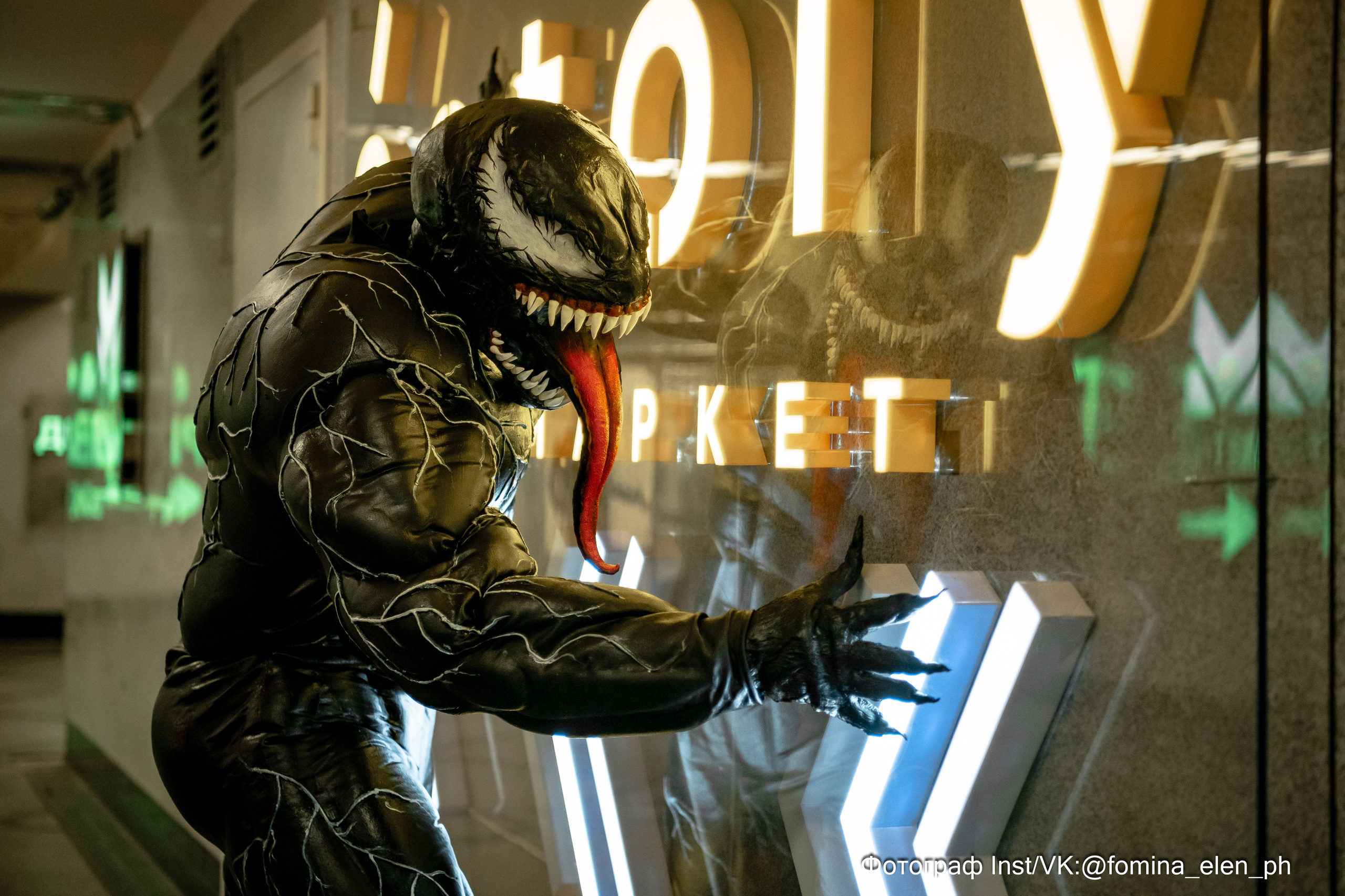 Человек паук и Веном в метро ЕКБ. Фомина Елена Свадебный и семейный фотограф