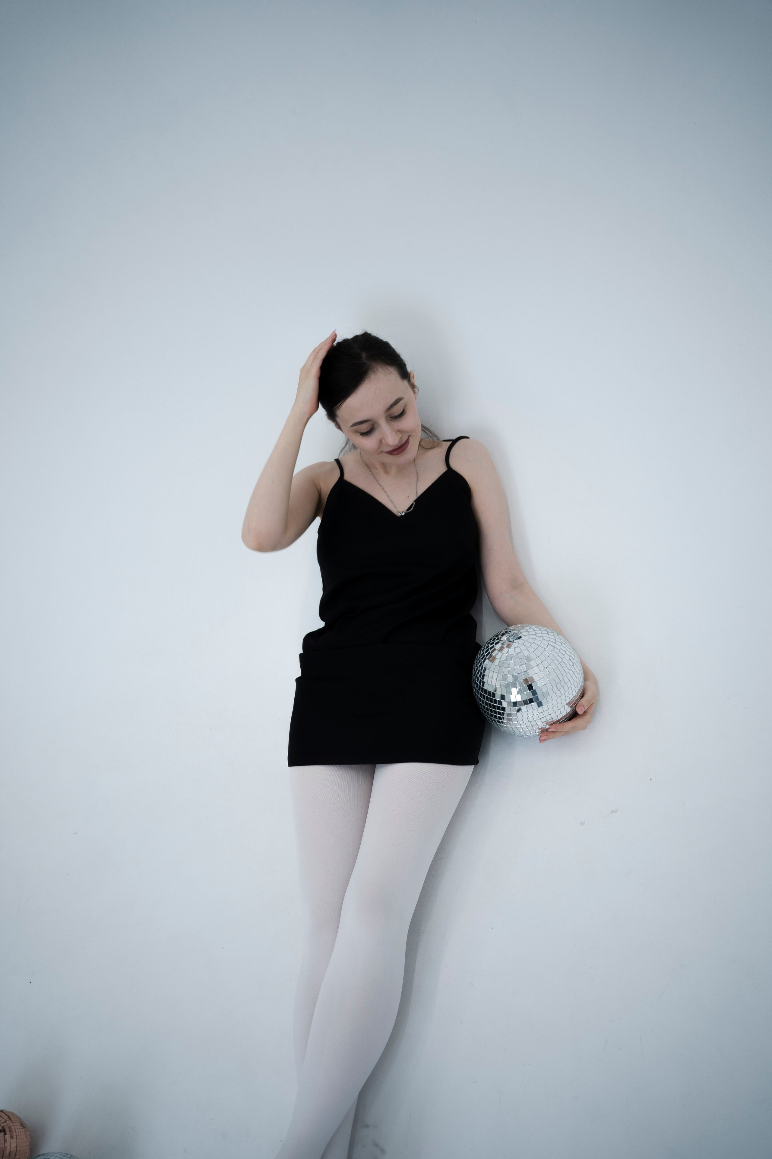 ДЕВОЧКА НА ШАРЕ. Главная