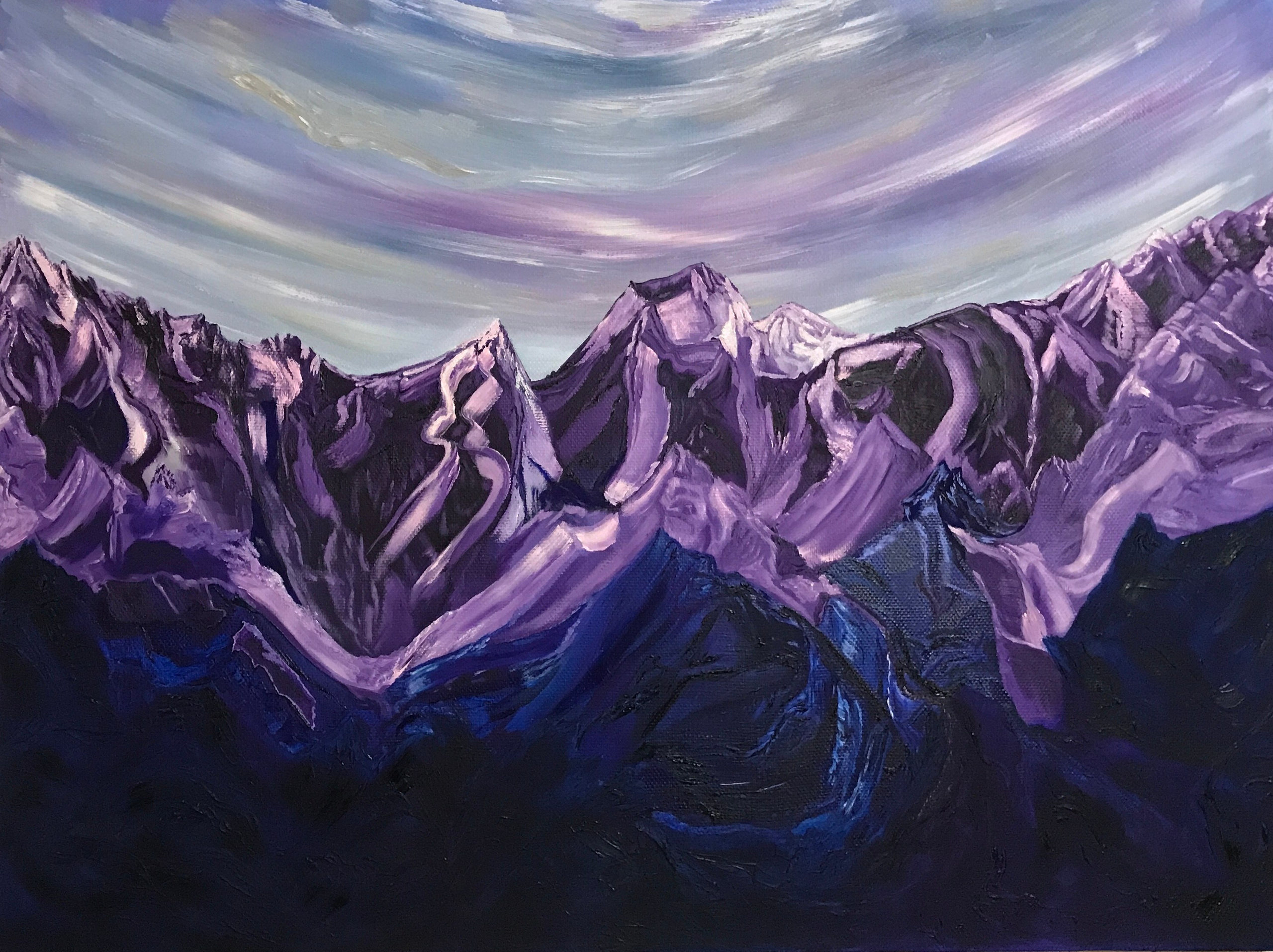 Картина изображает горы в фиолетовых тонах с элементами абстракции и сюрреализма.