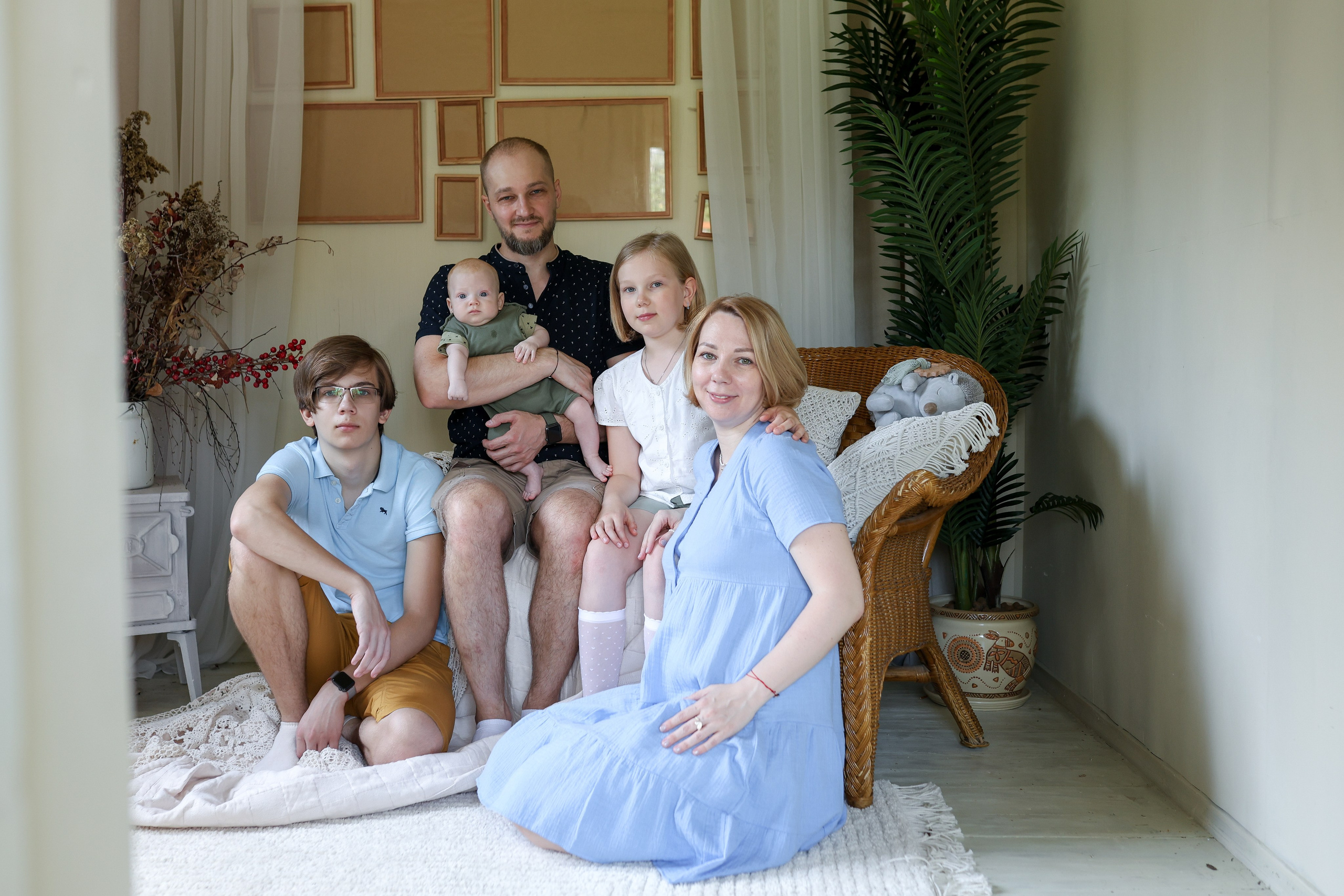 Семейная фотосессия в загородной студии. Фотограф в Железнодорожном и Балашихе