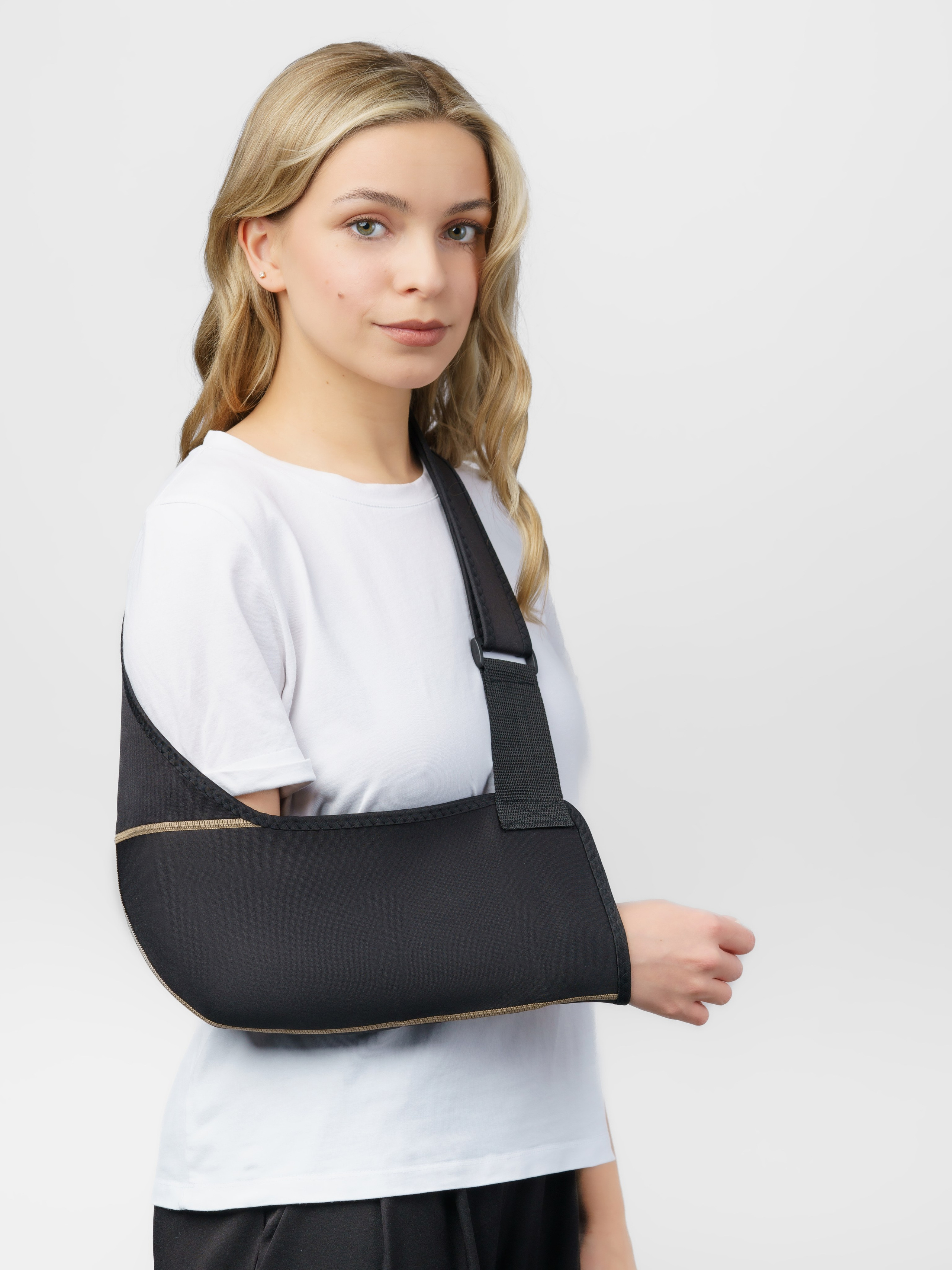 Бандаж-косынка, модель Анна. KED Production — продакшн из СПб. Создаём фото, видео и контент, который помогает брендам и селлерам продавать больше