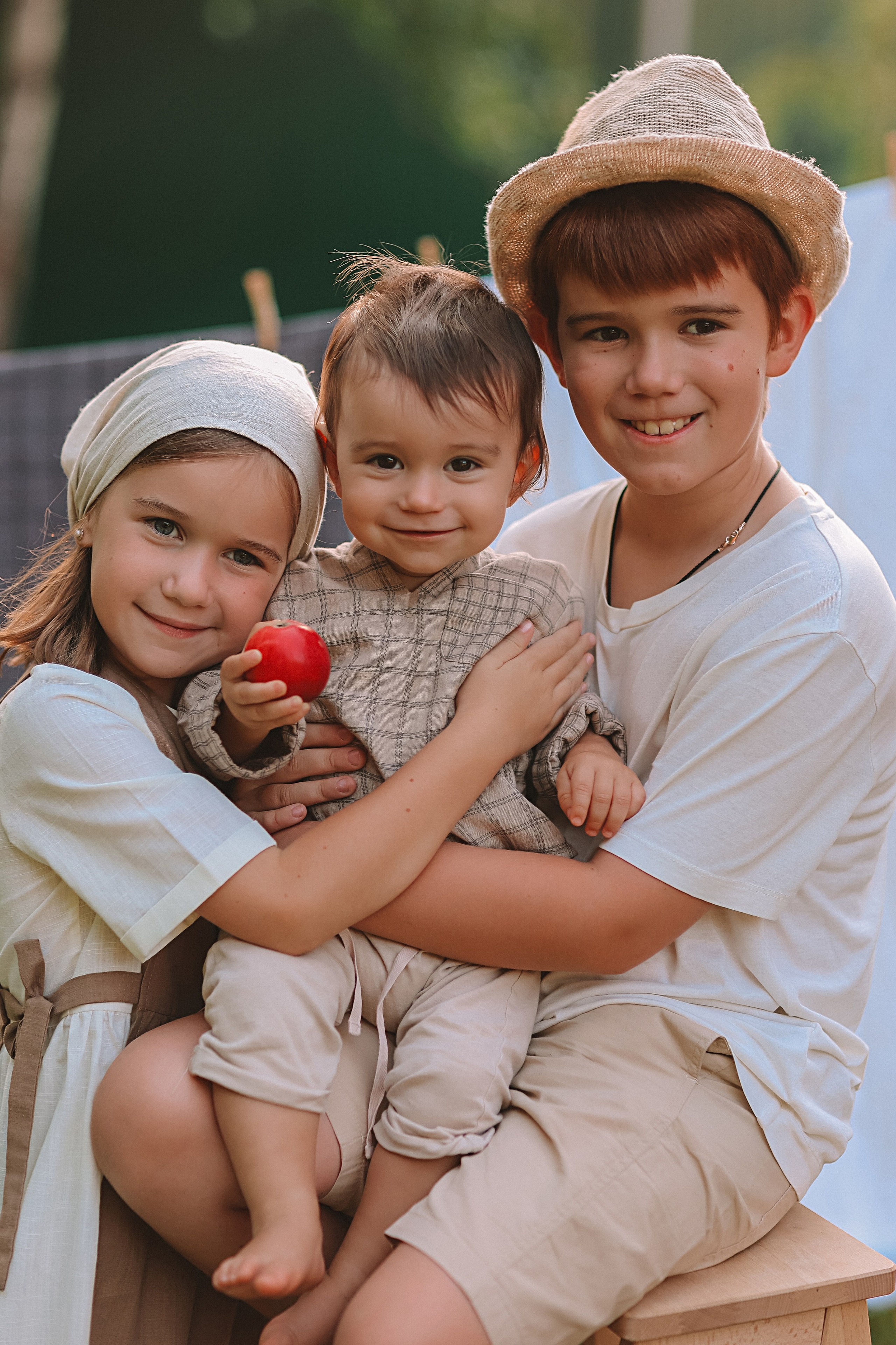 Стирка у дома. Семейный фотограф Тюмень, фотограф на роды Салмина Мария