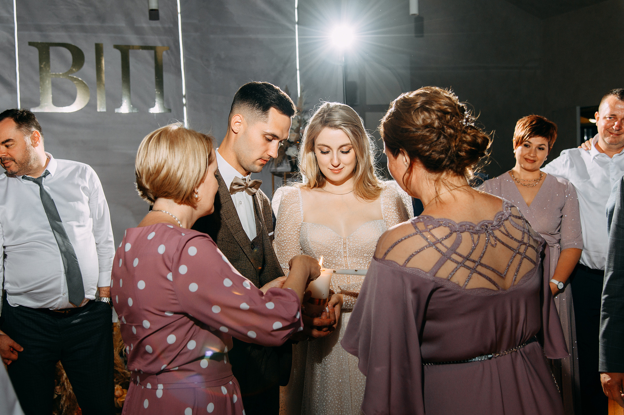 Зажжение семейного очага в конце свадебного банкета.