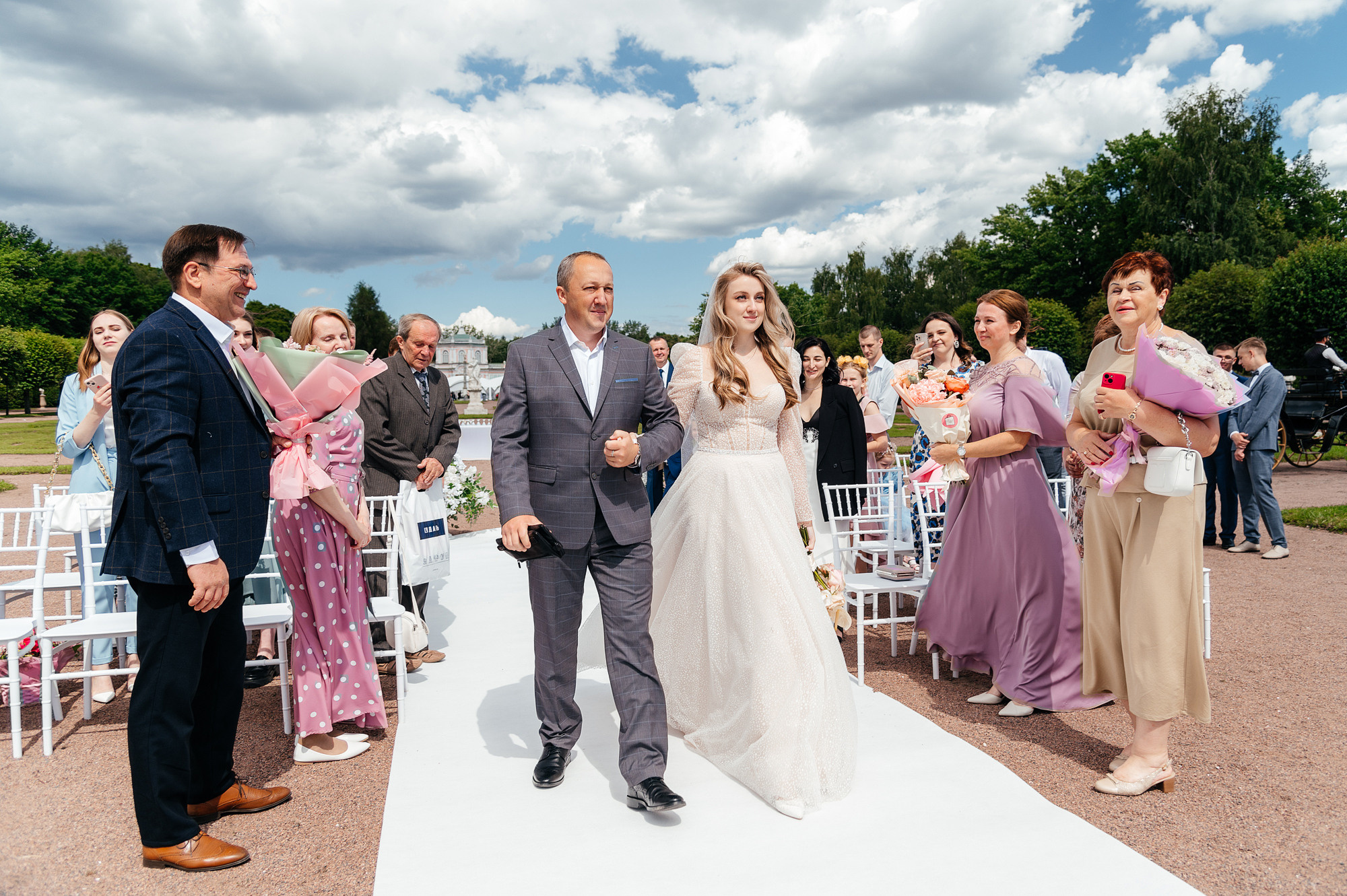 Папа ведет невесту к алтарю.