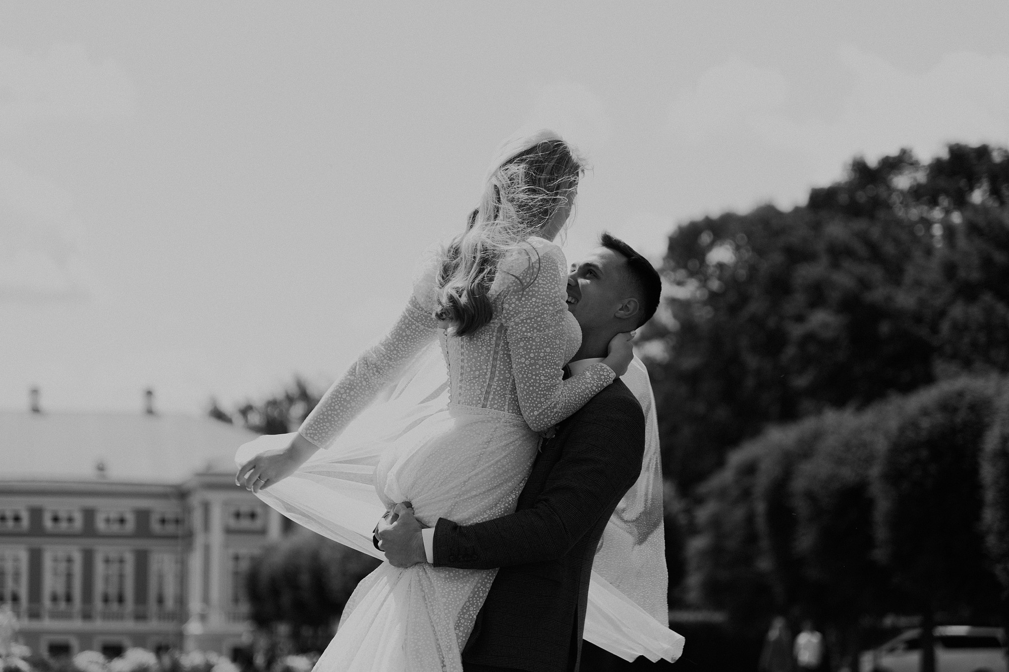 Жених крутит невесту, невеста обнимает жениха в воздухе.