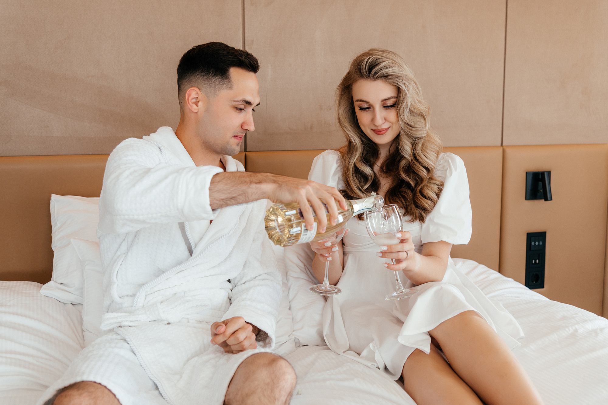Утро жениха и невесты, молодые пьют шампанское.