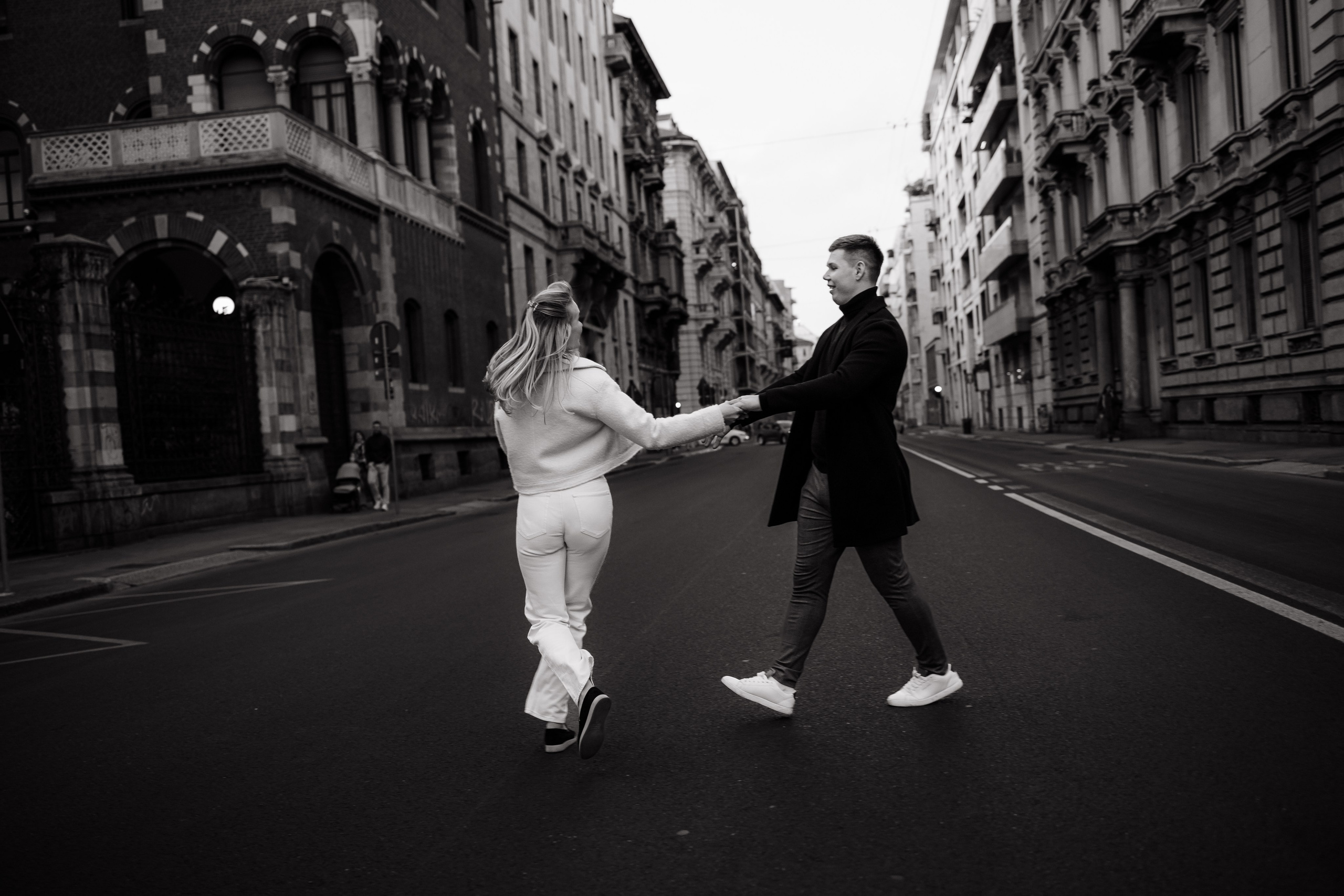 Чёрно-белое фото прогулки по городу, лёгкий уличный ритм