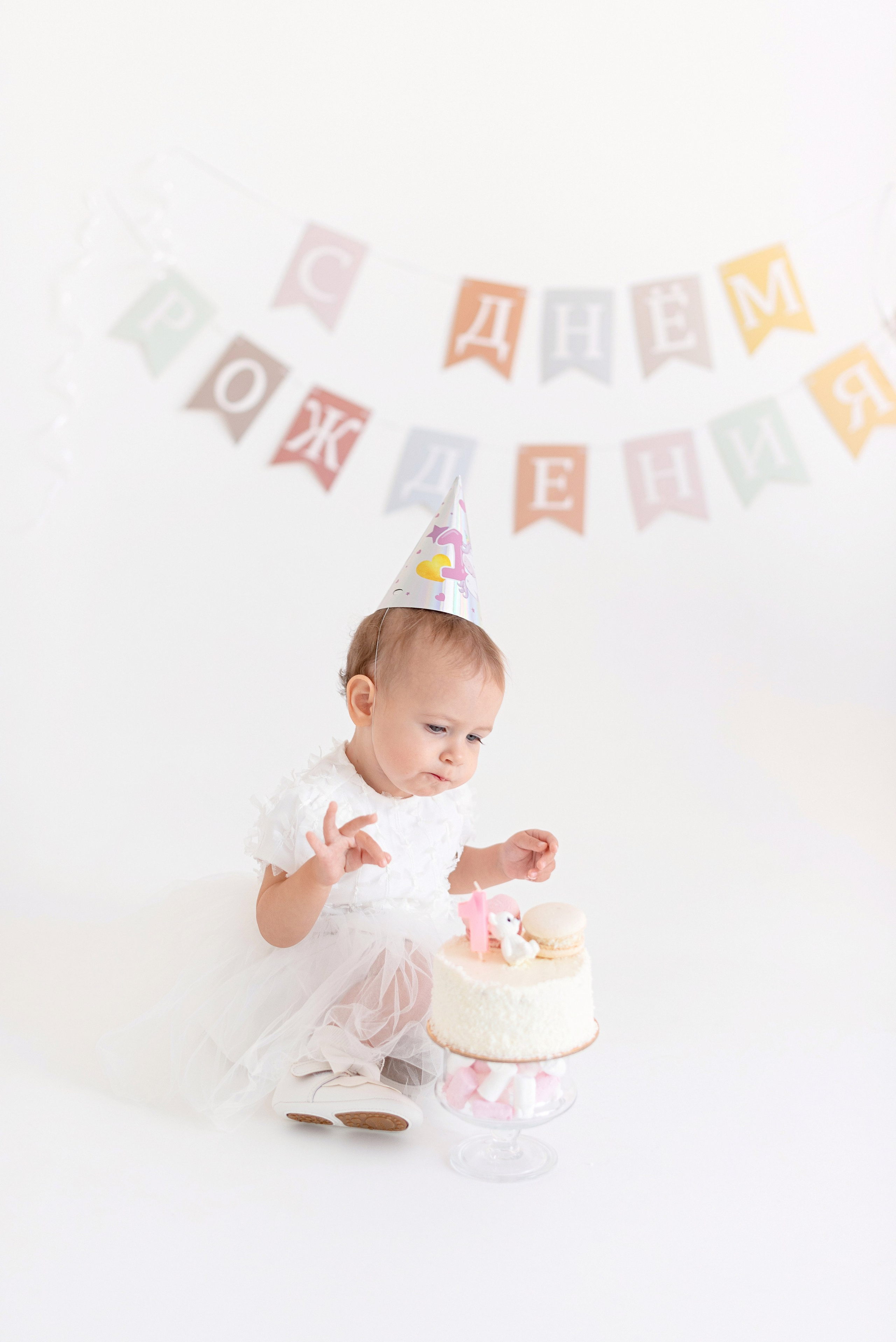 Фотосессия дня рождения ребенка в фотостудии, торт, воздушные шары, мыльные пузыри, профессиональные детские фотографии в Сургуте и Нефтеюганске.
