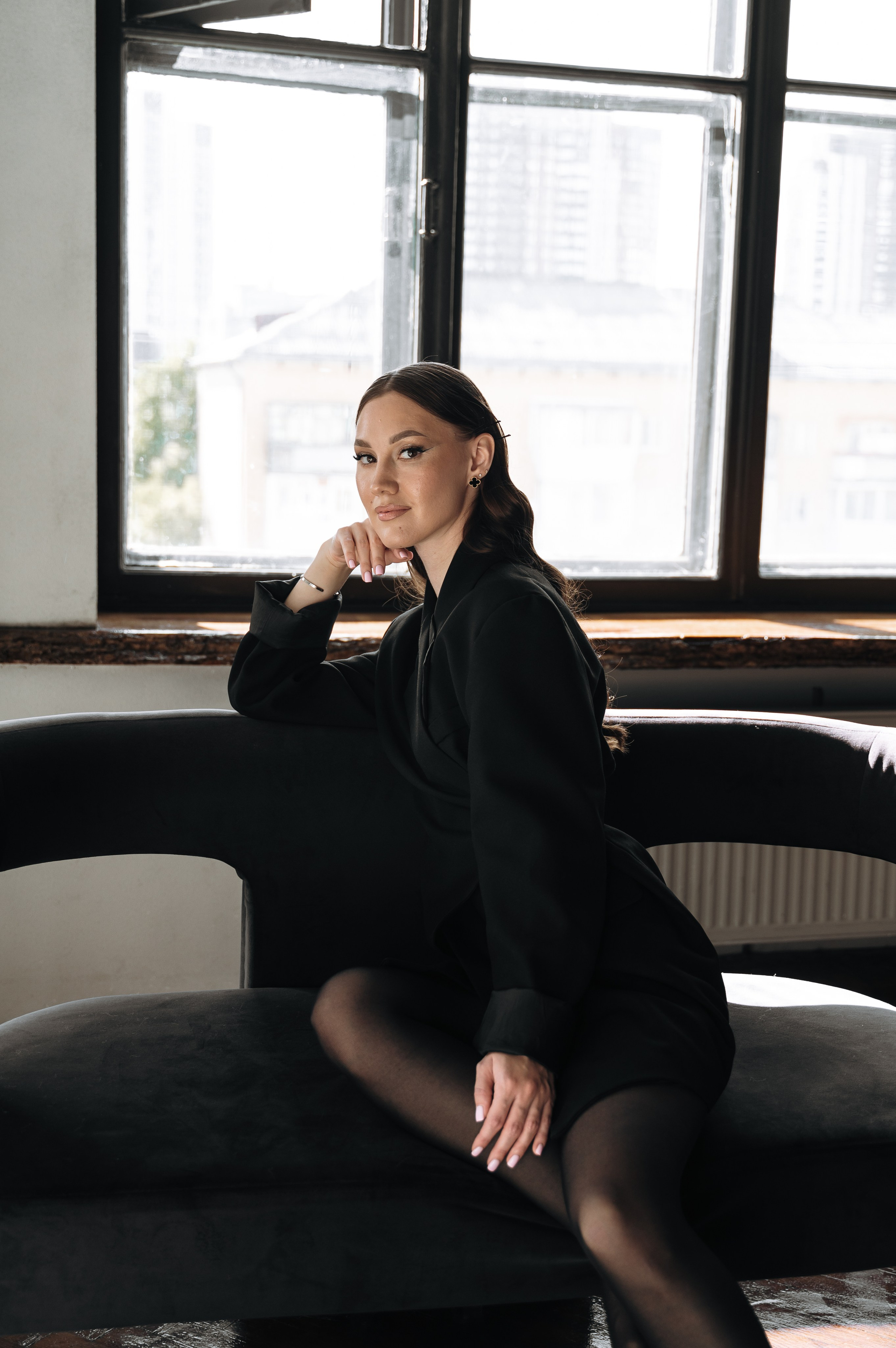 Настя — фотосессия в темной студии с хрустальной люстрой. Портретный и семейный фотограф в Екатеринбурге Мария Чахеева