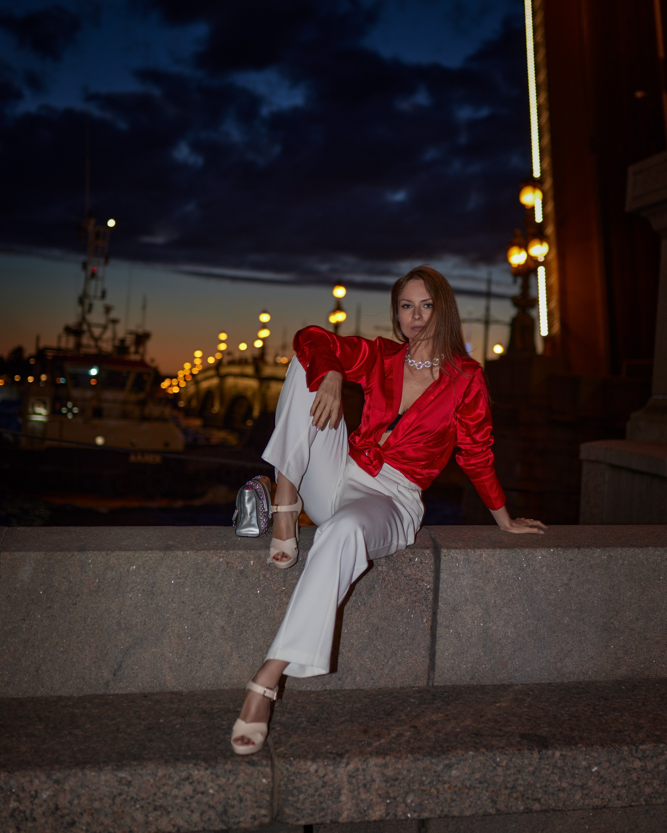 Девушка в ночном городе. Портретный фотограф в Санкт-Петербурге | Пётр Дёмушкин