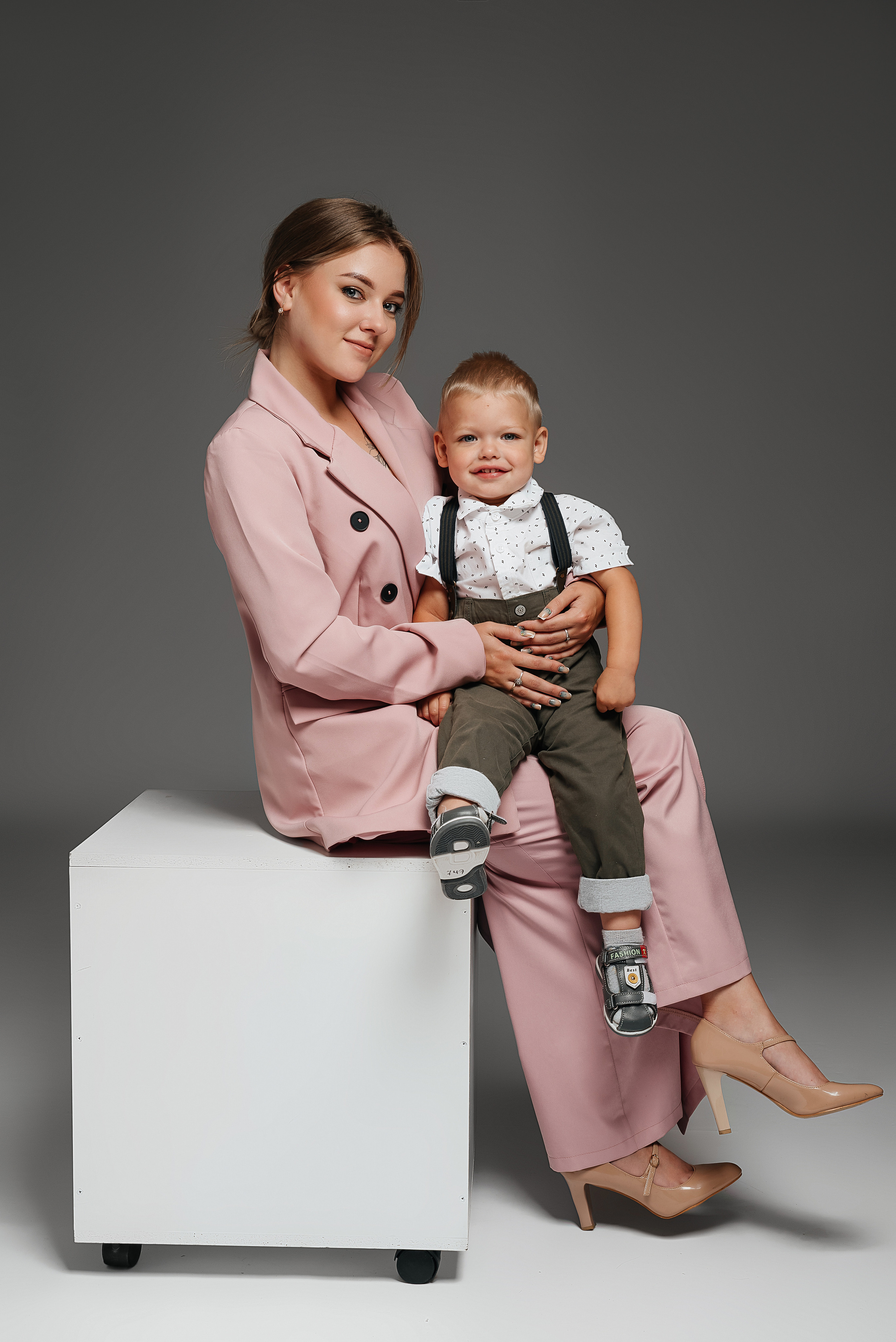 Фотосессия в стиле Vogue в фоновой студии (на однотонном фоне). Свадебный, семейный и школьный фотограф в Бийске Ксения Мамаева