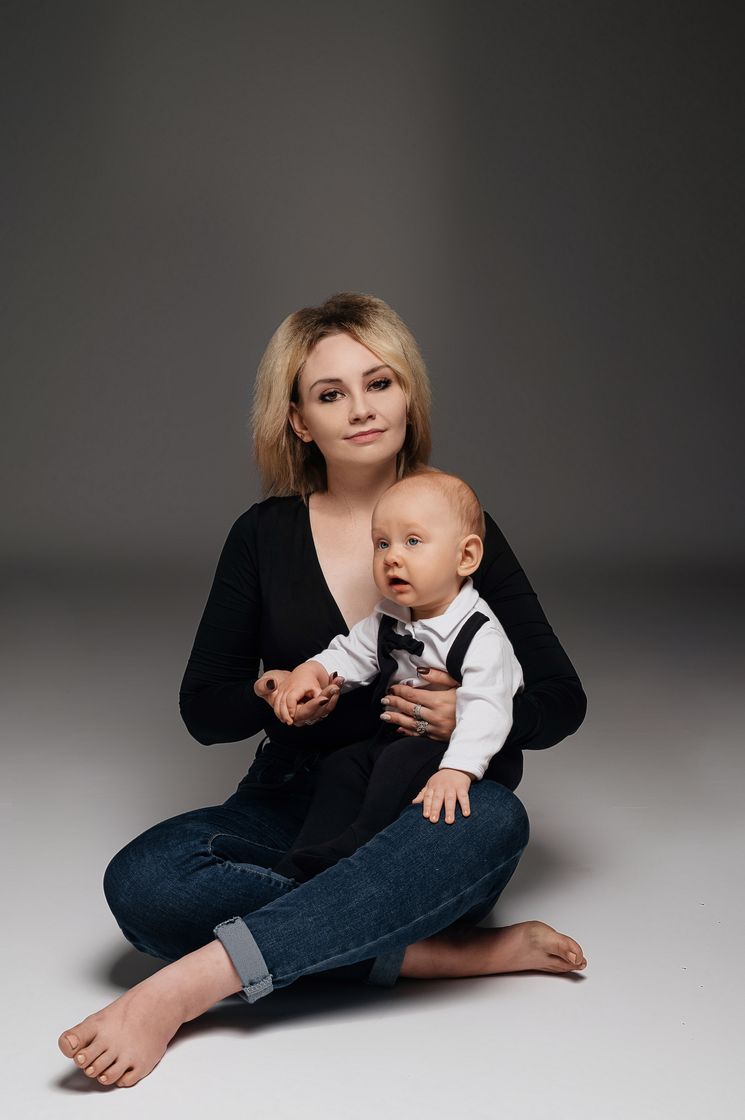 Фотосессия в стиле Vogue в фоновой студии (на однотонном фоне). Свадебный, семейный и школьный фотограф в Бийске Ксения Мамаева