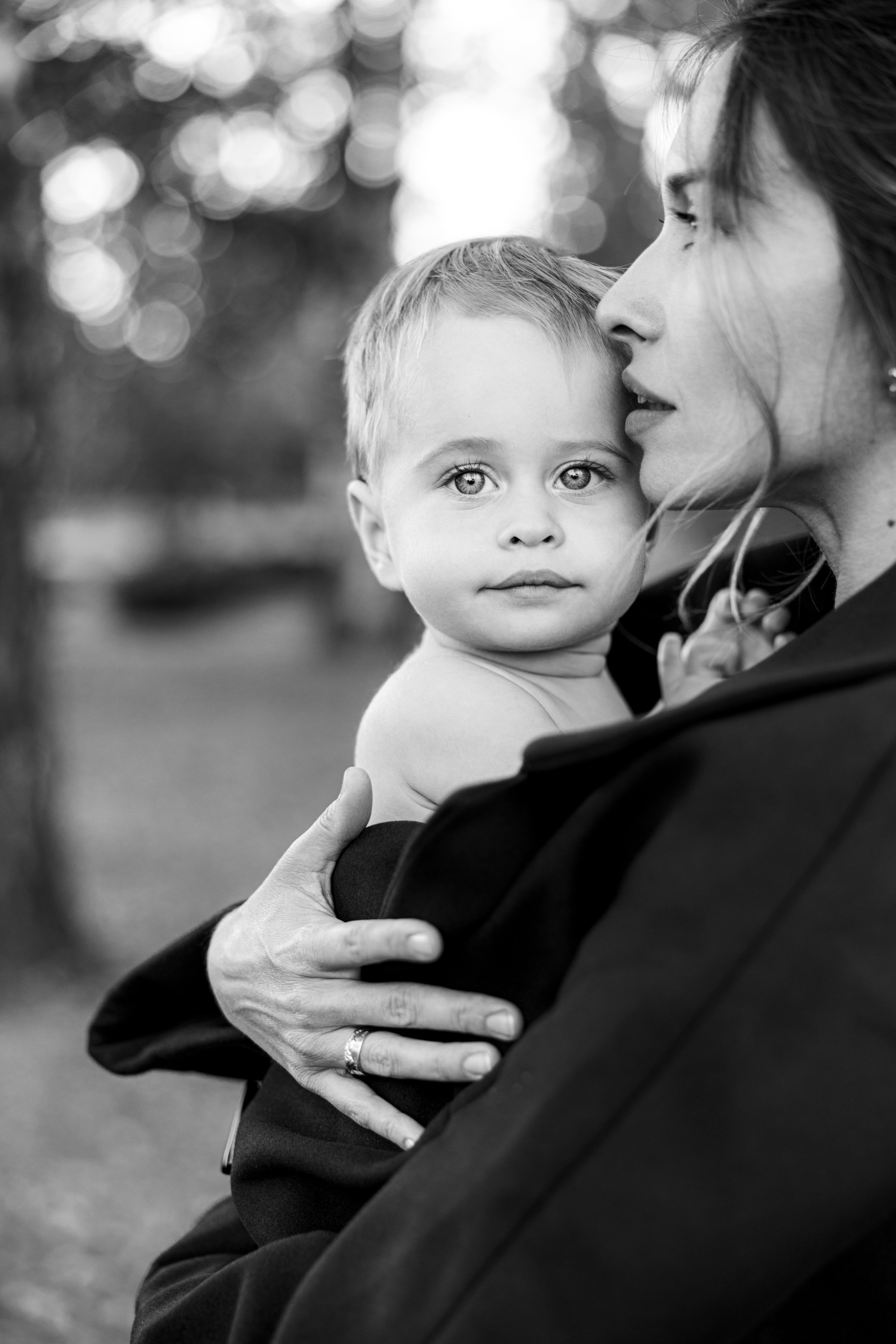 Фотосессия на улице, стильная семейная фотосъемка, стрит фотосессия, фотосессия в Москве, московский семейный фотограф, фотография ребенка, фотосессия с сыном, фотосессия с малышом, чб фотосессия, женский портрет, мать и сын, мама с малышом, парк ВДНХ, фотопрогулка в парке, фотосессия в парке, черное пальто, красивая девушка, листва, лето в Москве, срочные фото, фотографии на паспорт, стильная прическа, ретро образ